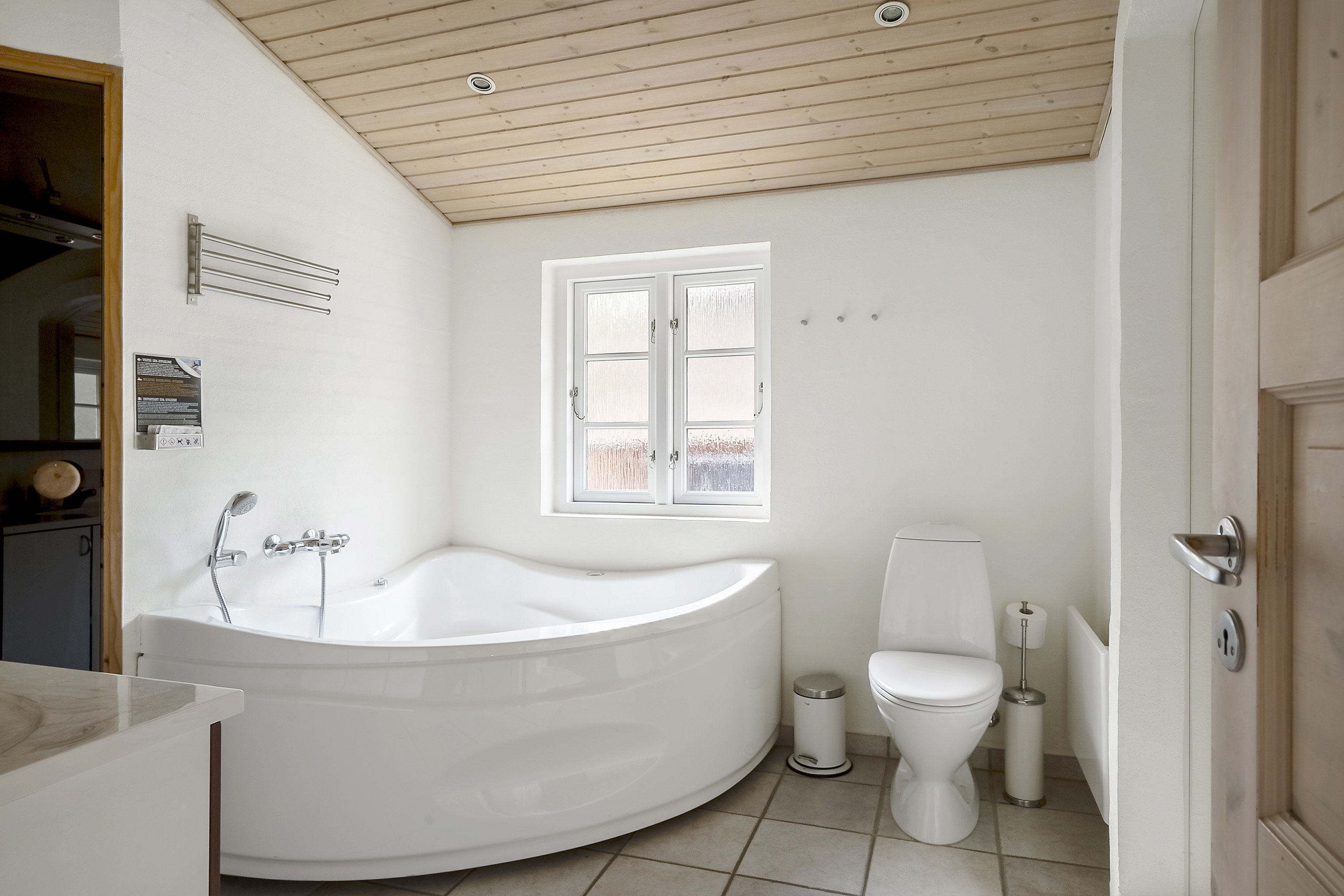 Fremhævet badeværelse billede i fuldskærmstilstand. Billede af Blåbærvej 6, Vedersø, 6990 Ulfborg