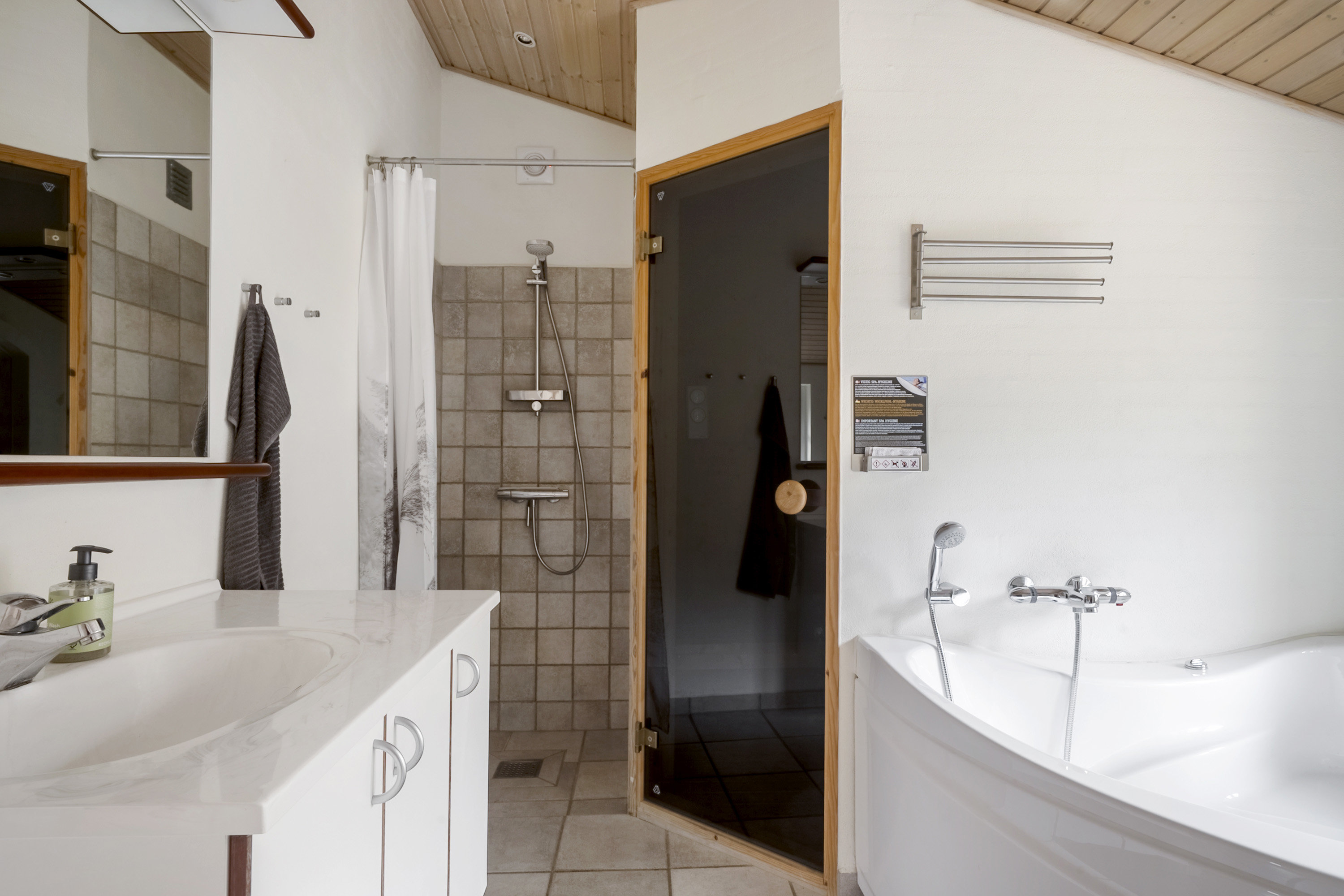 Fremhævet badeværelse billede i fuldskærmstilstand. Billede af Blåbærvej 6, Vedersø, 6990 Ulfborg