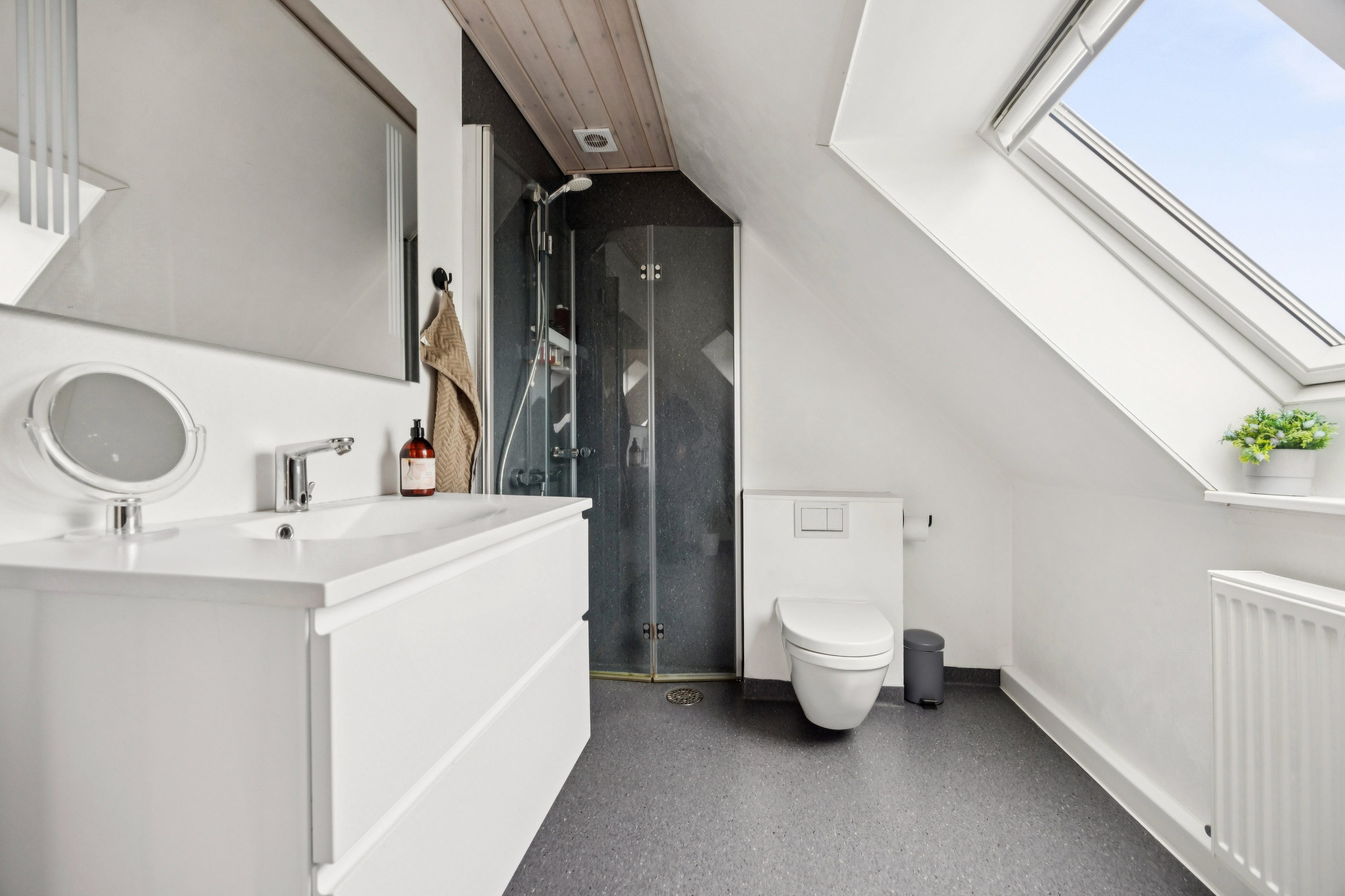 Fremhævet badeværelse billede i fuldskærmstilstand. Billede af Poulsgade 11, 9320 Hjallerup