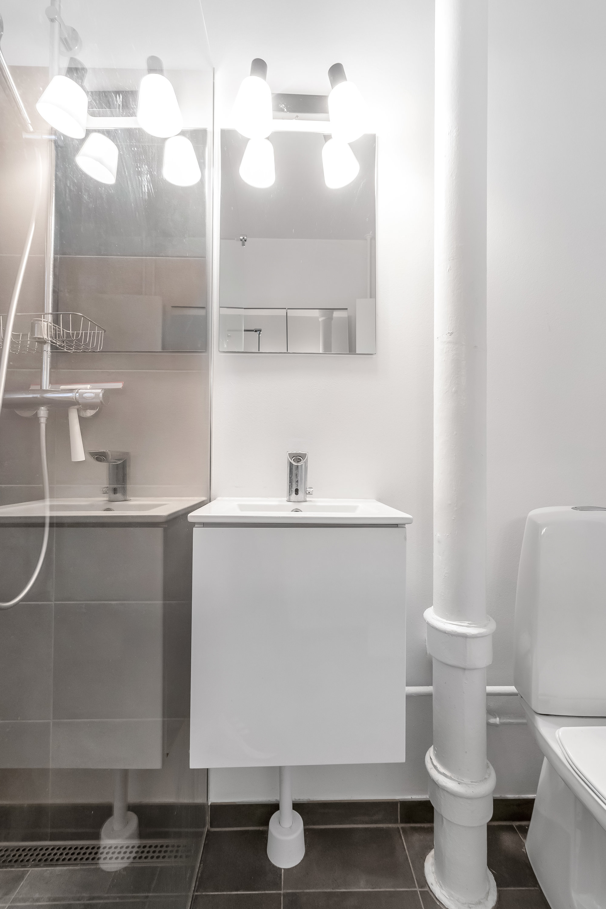 Fremhævet badeværelse billede i fuldskærmstilstand. Billede af Fredskovhellet 33, 1. tv., 3400 Hillerød