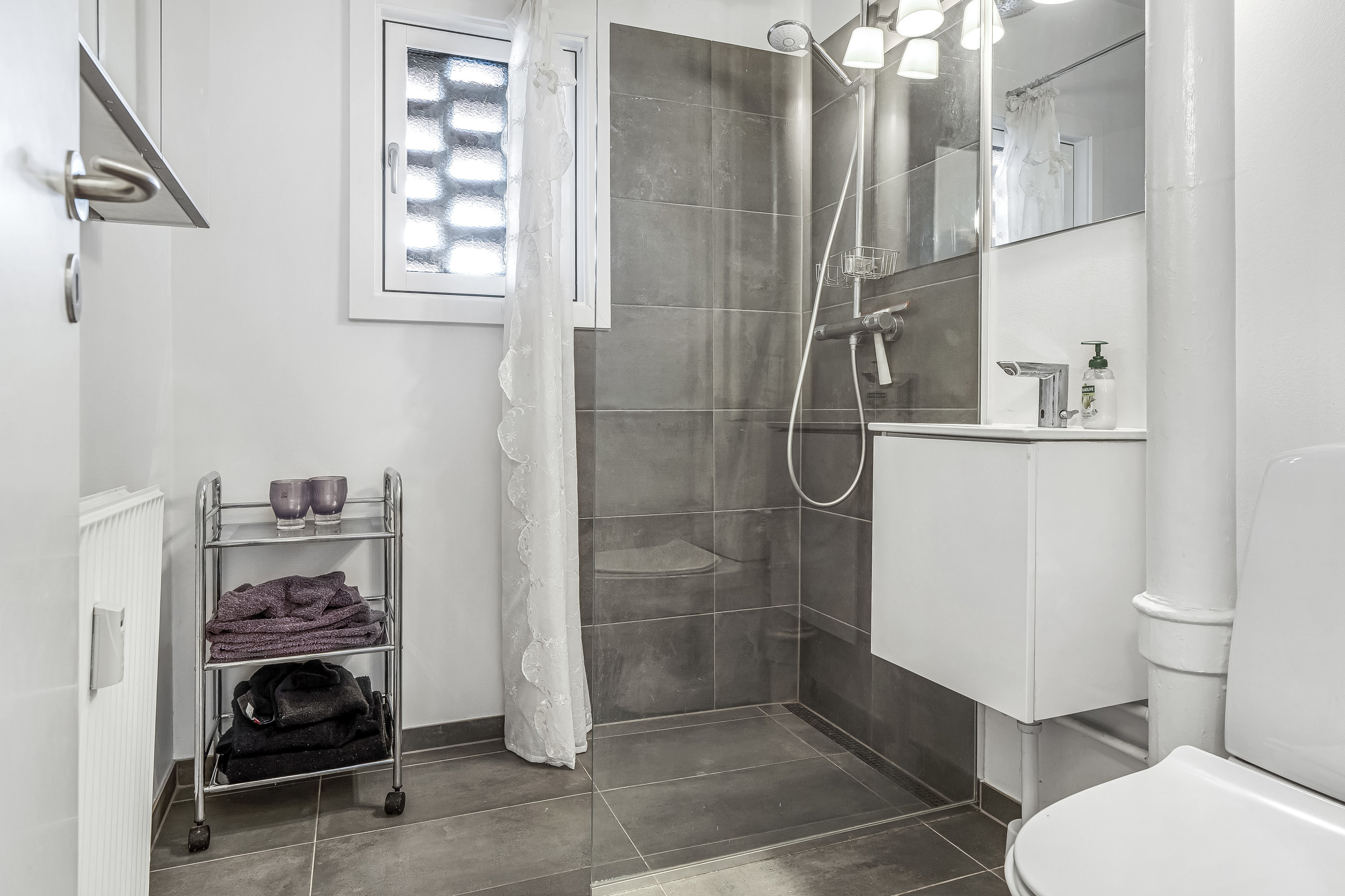 Fremhævet badeværelse billede i fuldskærmstilstand. Billede af Fredskovhellet 33, 1. tv., 3400 Hillerød