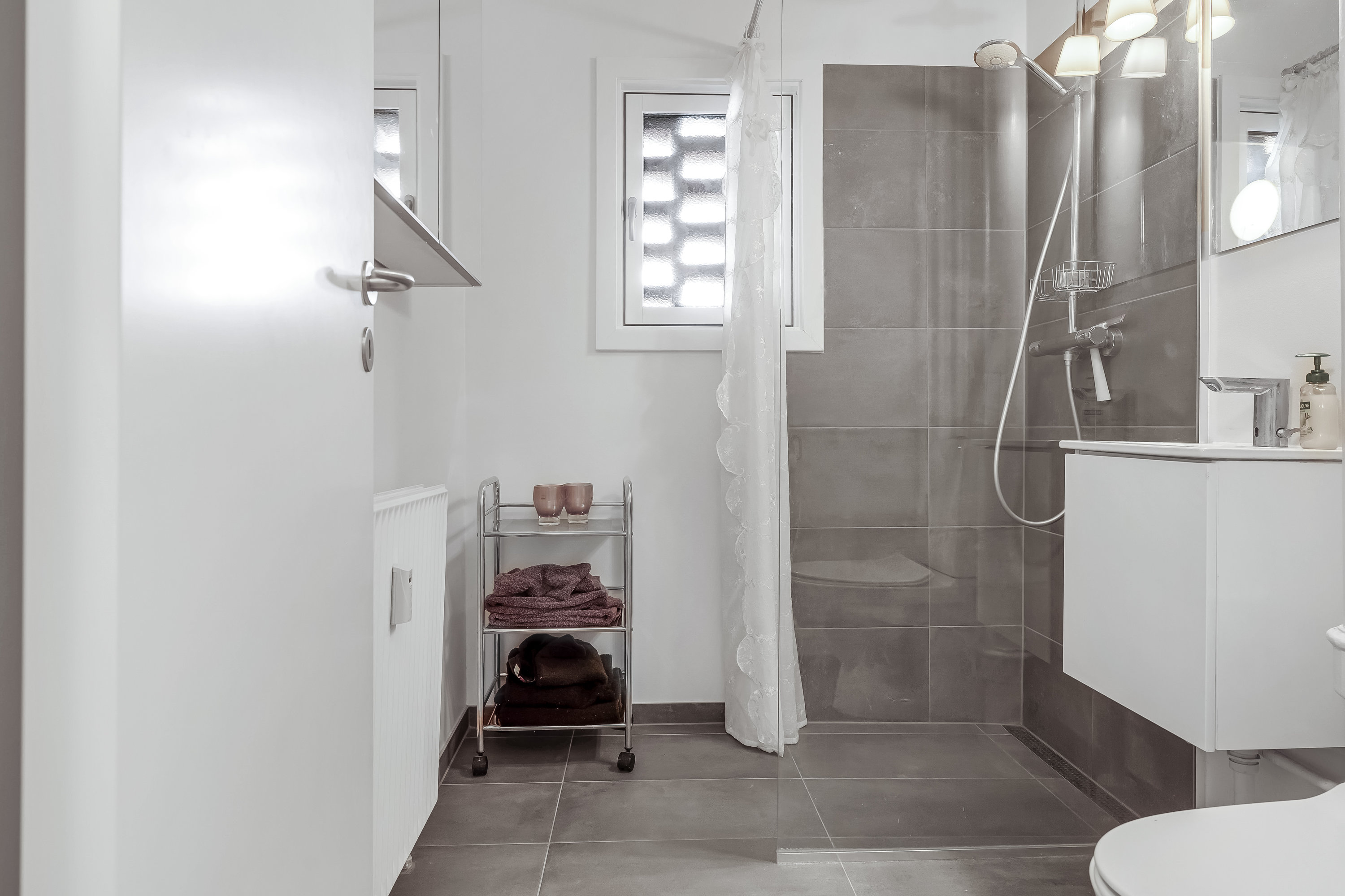 Fremhævet badeværelse billede i fuldskærmstilstand. Billede af Fredskovhellet 33, 1. tv., 3400 Hillerød