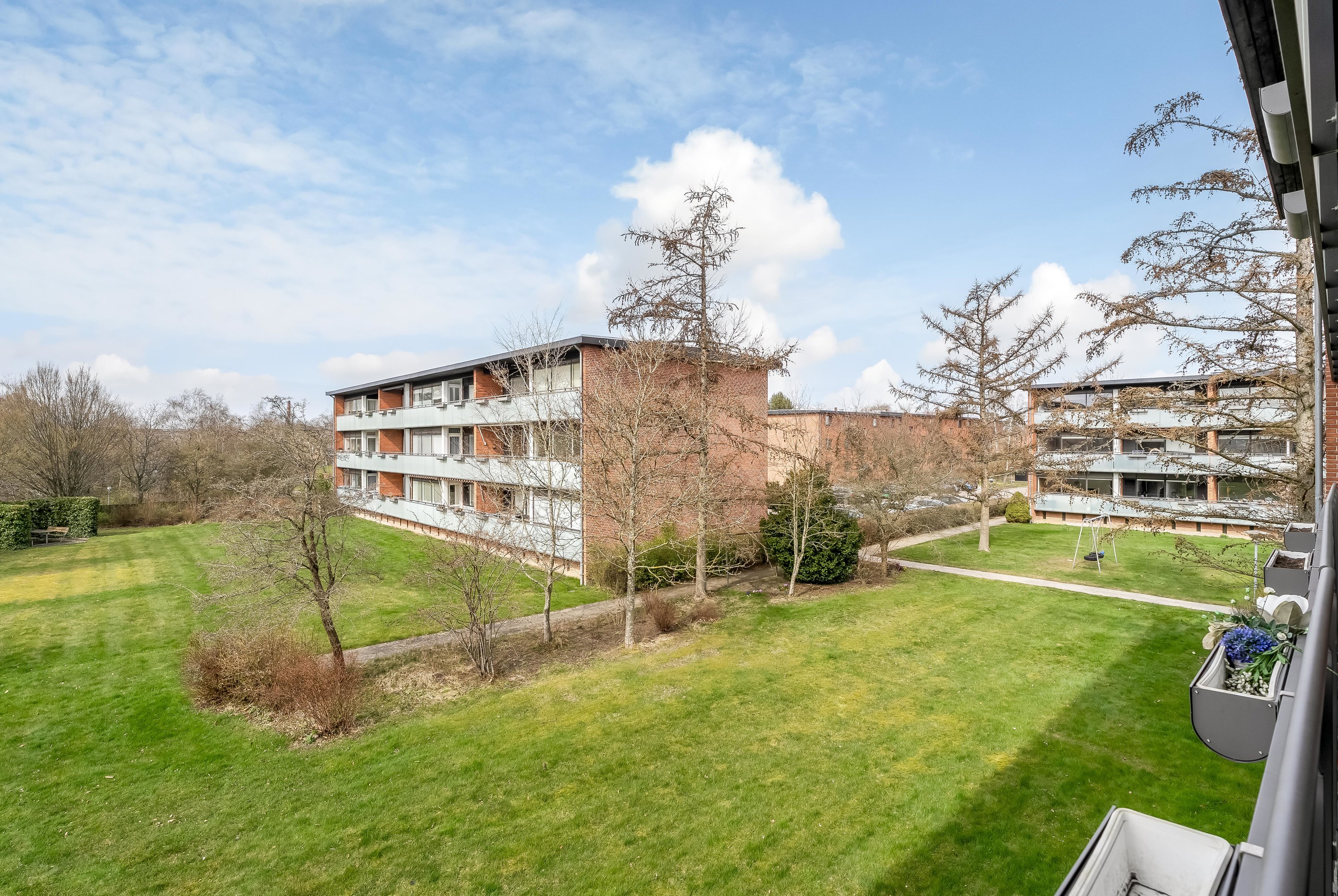 Fremhævet gårdmiljø billede i fuldskærmstilstand. Billede af Fredskovhellet 33, 1. tv., 3400 Hillerød