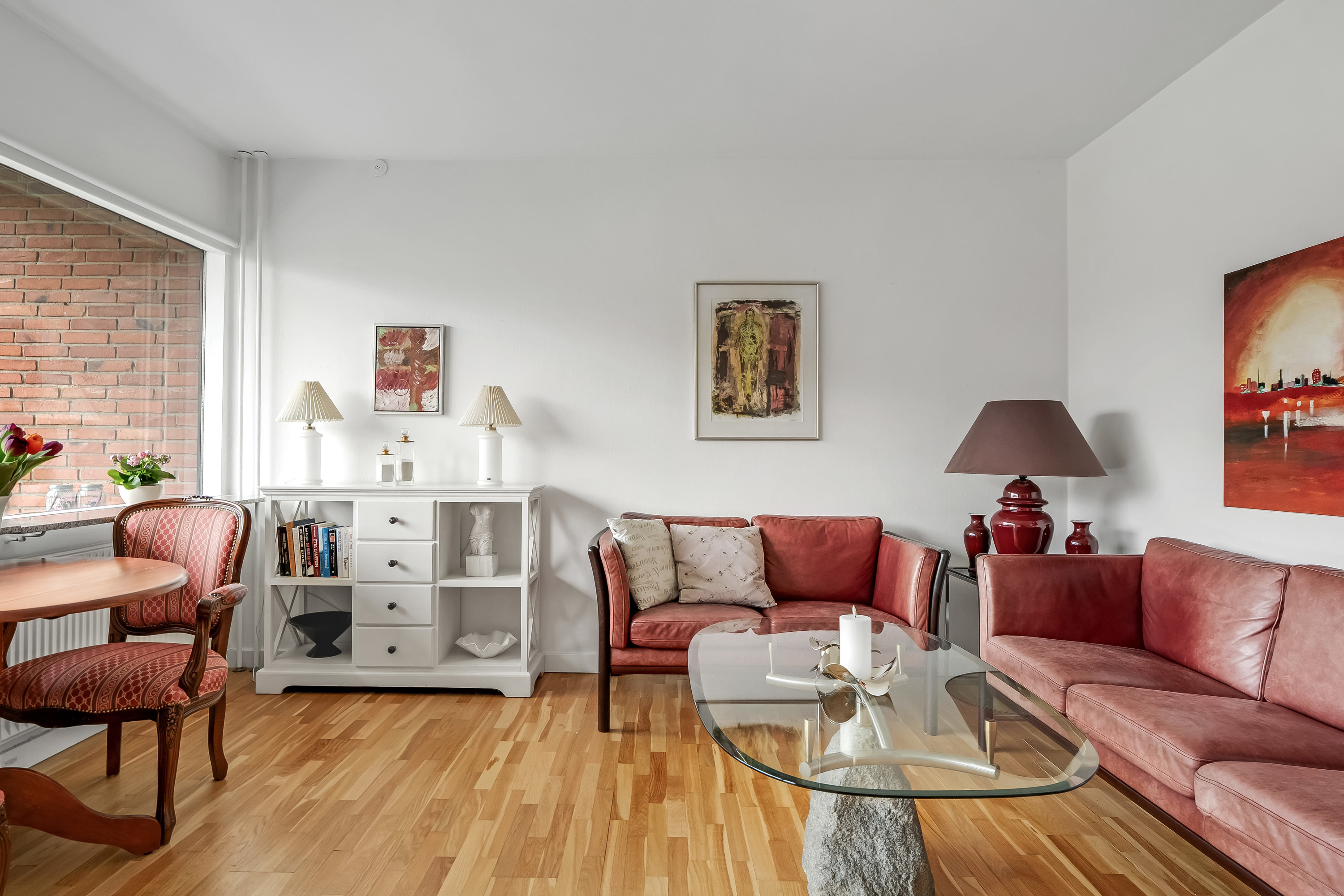 Fremhævet stue billede i fuldskærmstilstand. Billede af Fredskovhellet 33, 1. tv., 3400 Hillerød