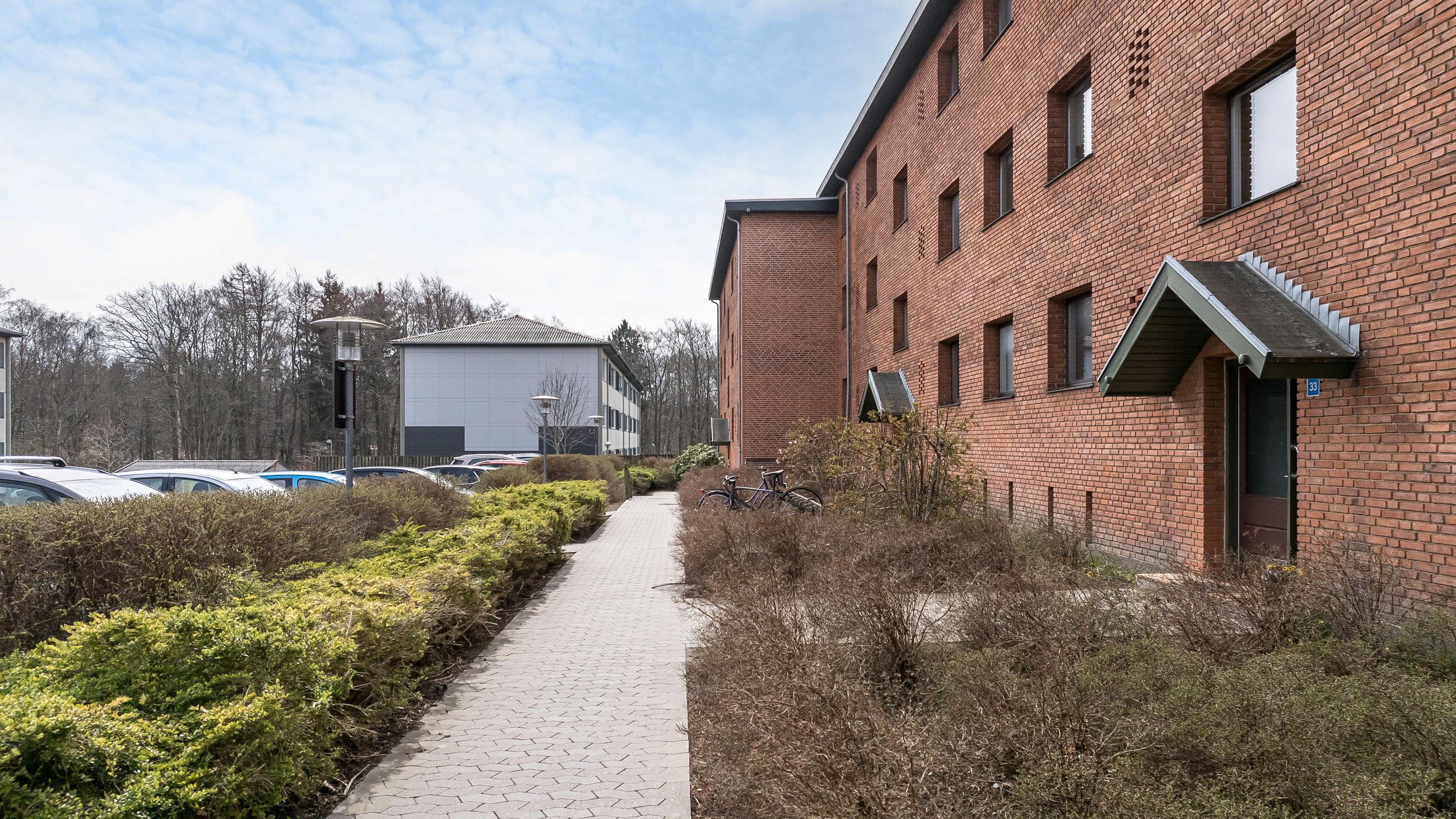 Fremhævet gårdmiljø billede i fuldskærmstilstand. Billede af Fredskovhellet 33, 1. tv., 3400 Hillerød