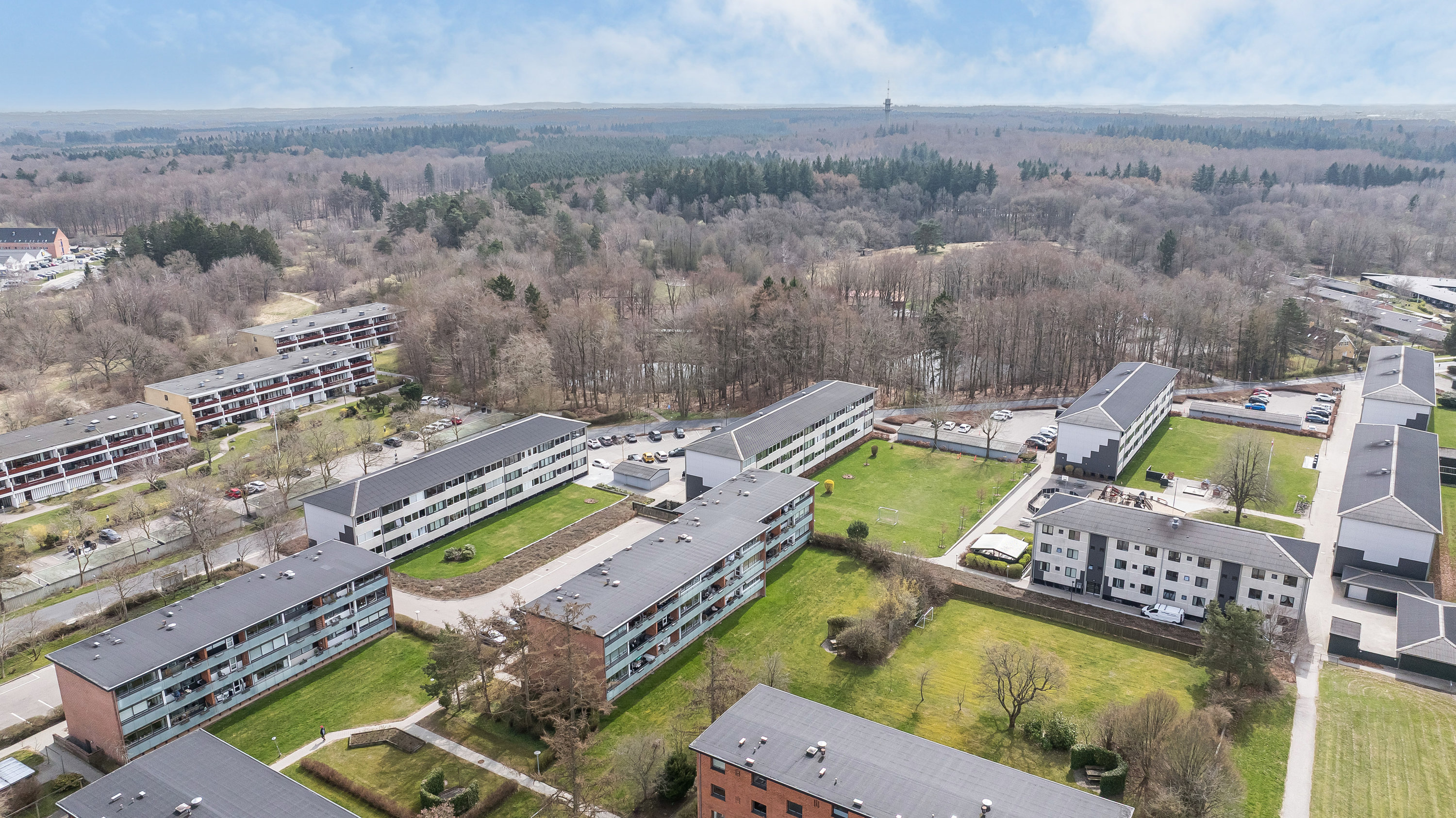 Fremhævet udsigt billede i fuldskærmstilstand. Billede af Fredskovhellet 33, 1. tv., 3400 Hillerød