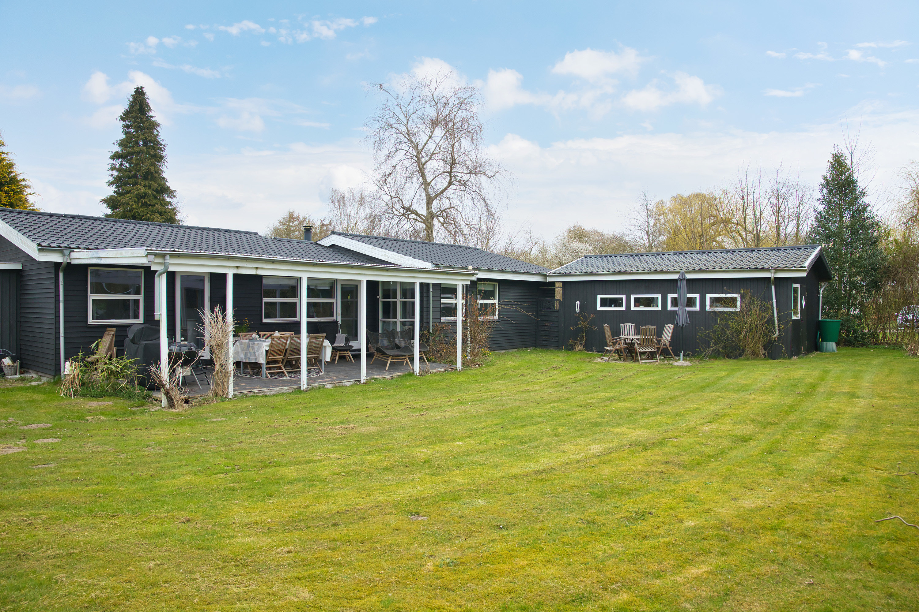 Fremhævet facade havesiden billede i fuldskærmstilstand. Billede af Ore Strandpark 79, Ore, 4850 Stubbekøbing