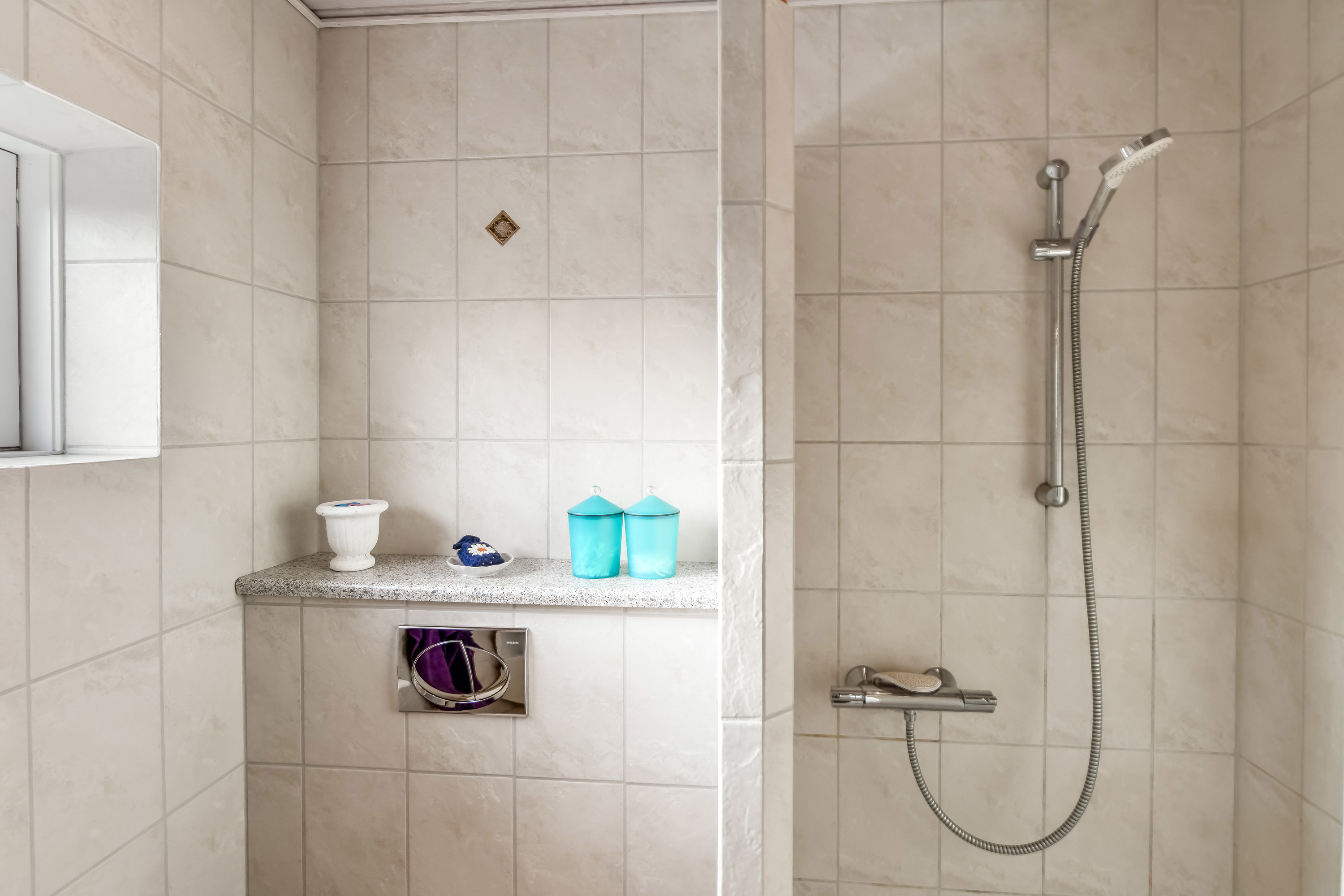 Fremhævet badeværelse billede i fuldskærmstilstand. Billede af Lærkevej 1, 6840 Oksbøl