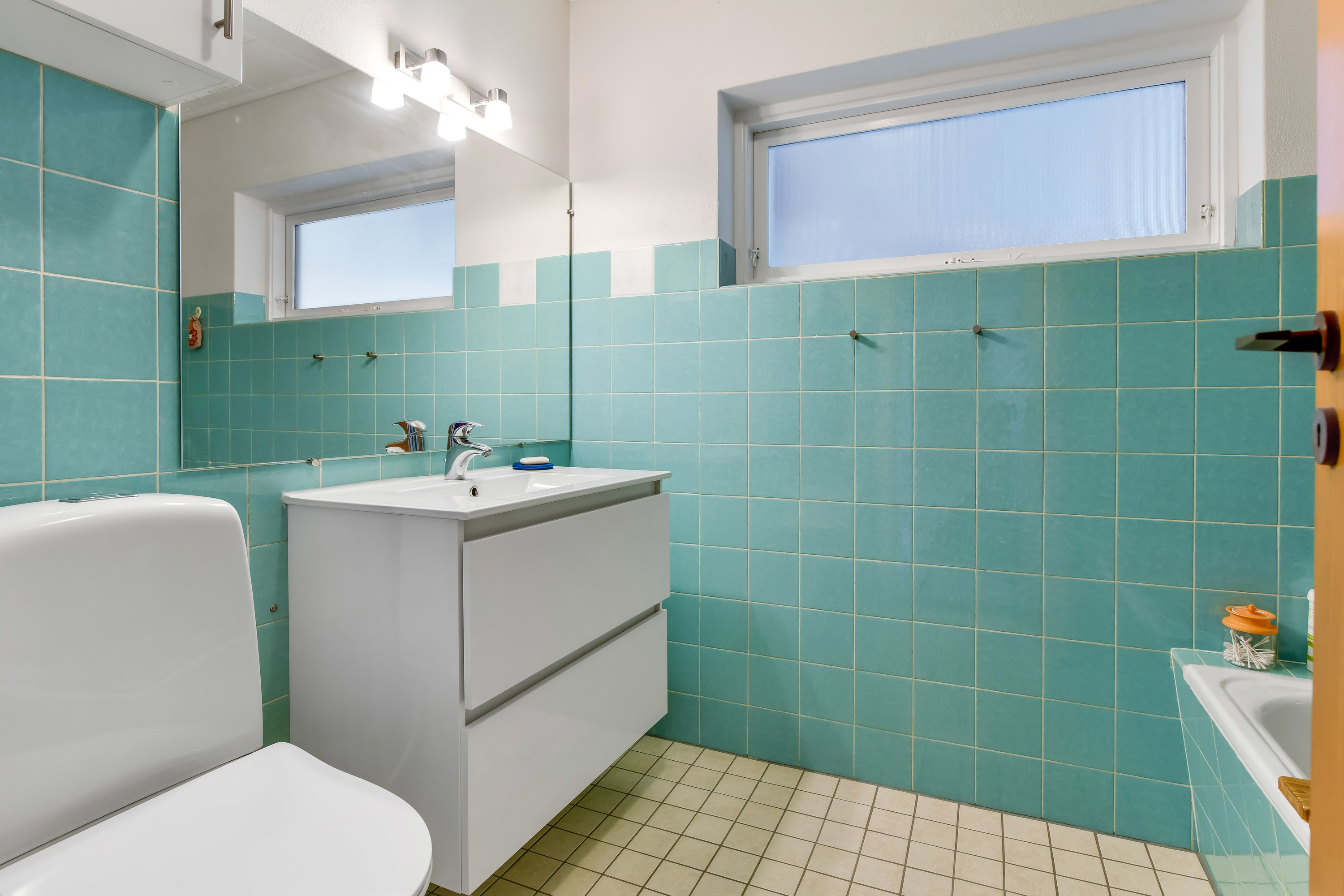 Fremhævet badeværelse billede i fuldskærmstilstand. Billede af Lærkevej 1, 6840 Oksbøl