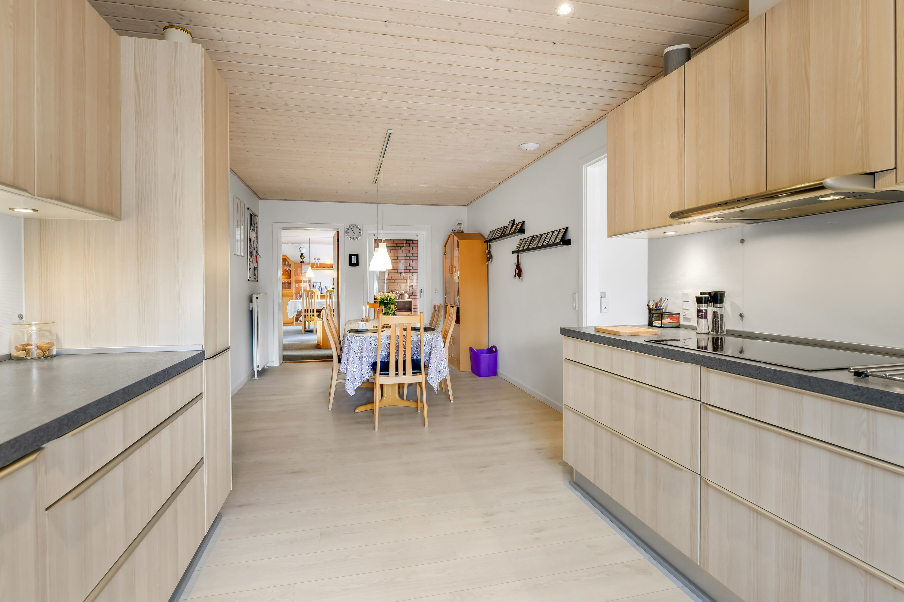 Fremhævet køkken billede i fuldskærmstilstand. Billede af Lærkevej 1, 6840 Oksbøl