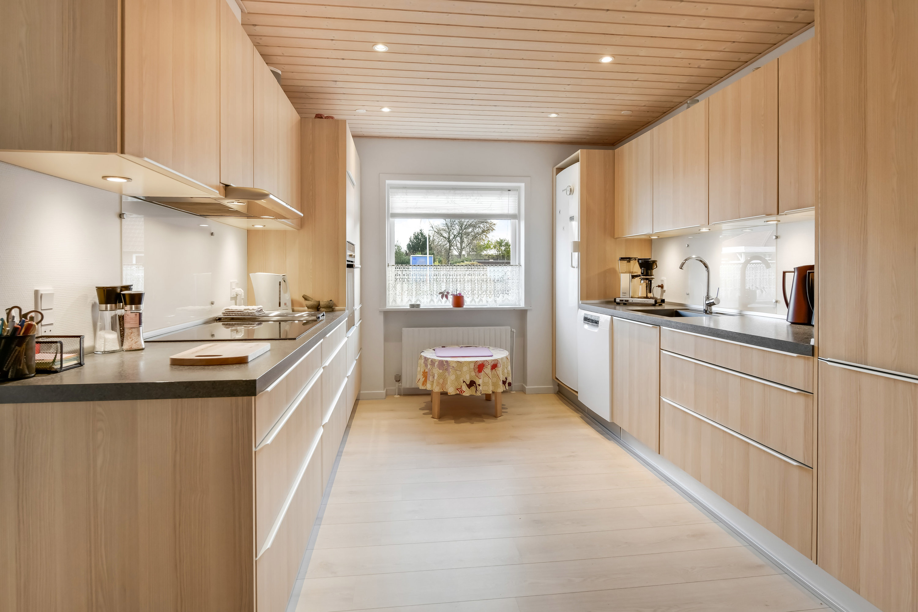 Fremhævet køkken billede i fuldskærmstilstand. Billede af Lærkevej 1, 6840 Oksbøl