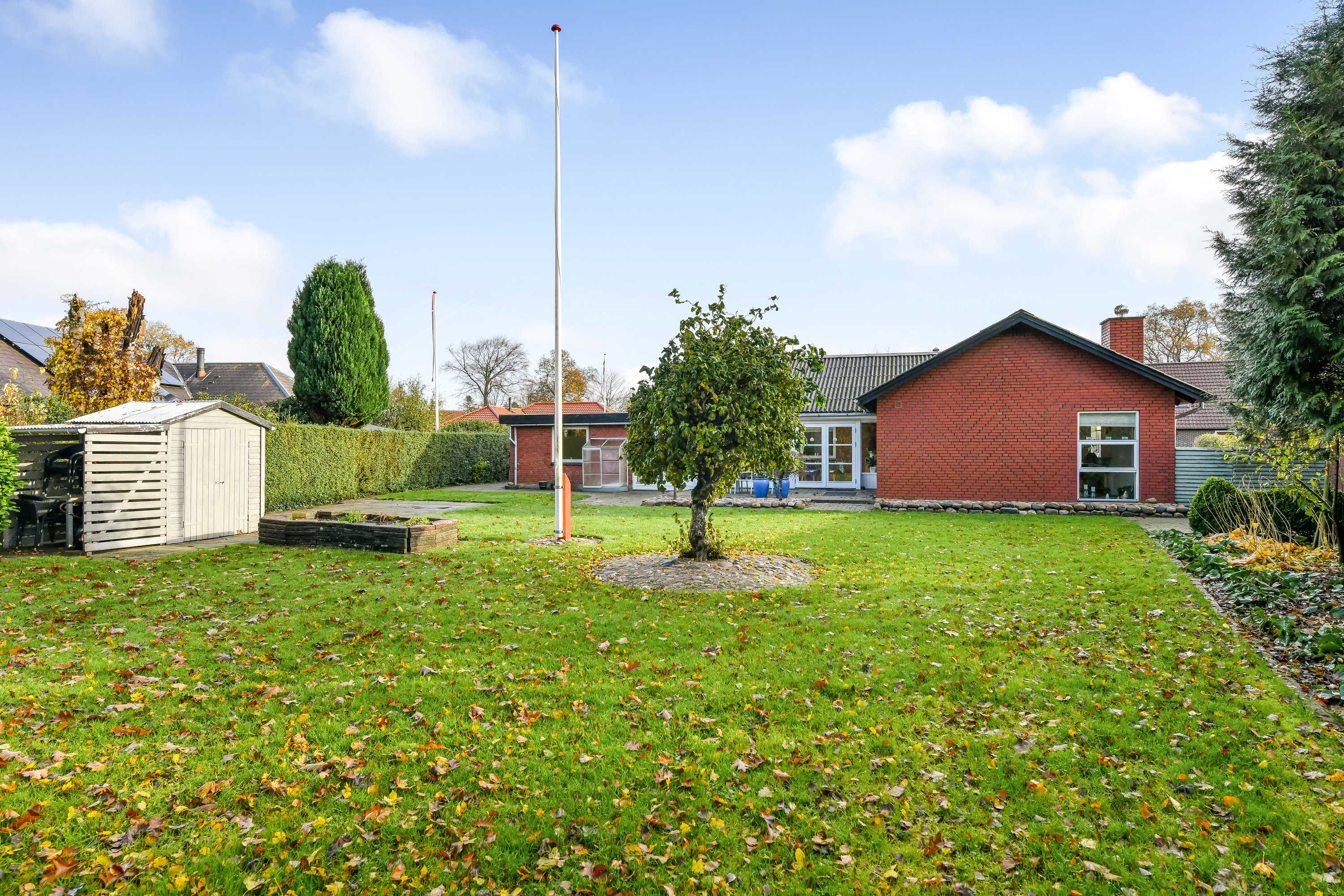 Fremhævet have billede i fuldskærmstilstand. Billede af Lærkevej 1, 6840 Oksbøl