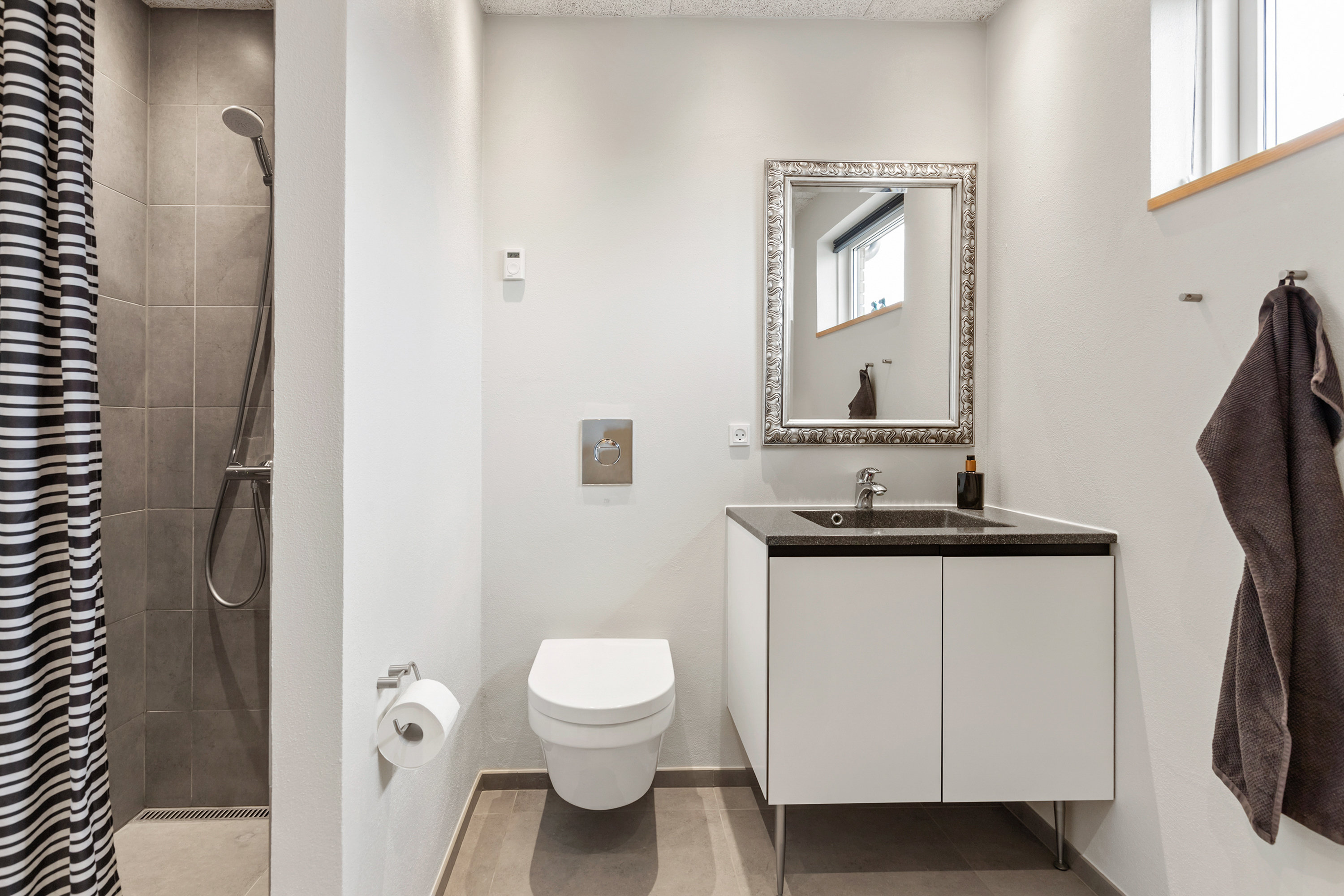 Fremhævet badeværelse billede i fuldskærmstilstand. Billede af Syrenvej 7, 9460 Brovst