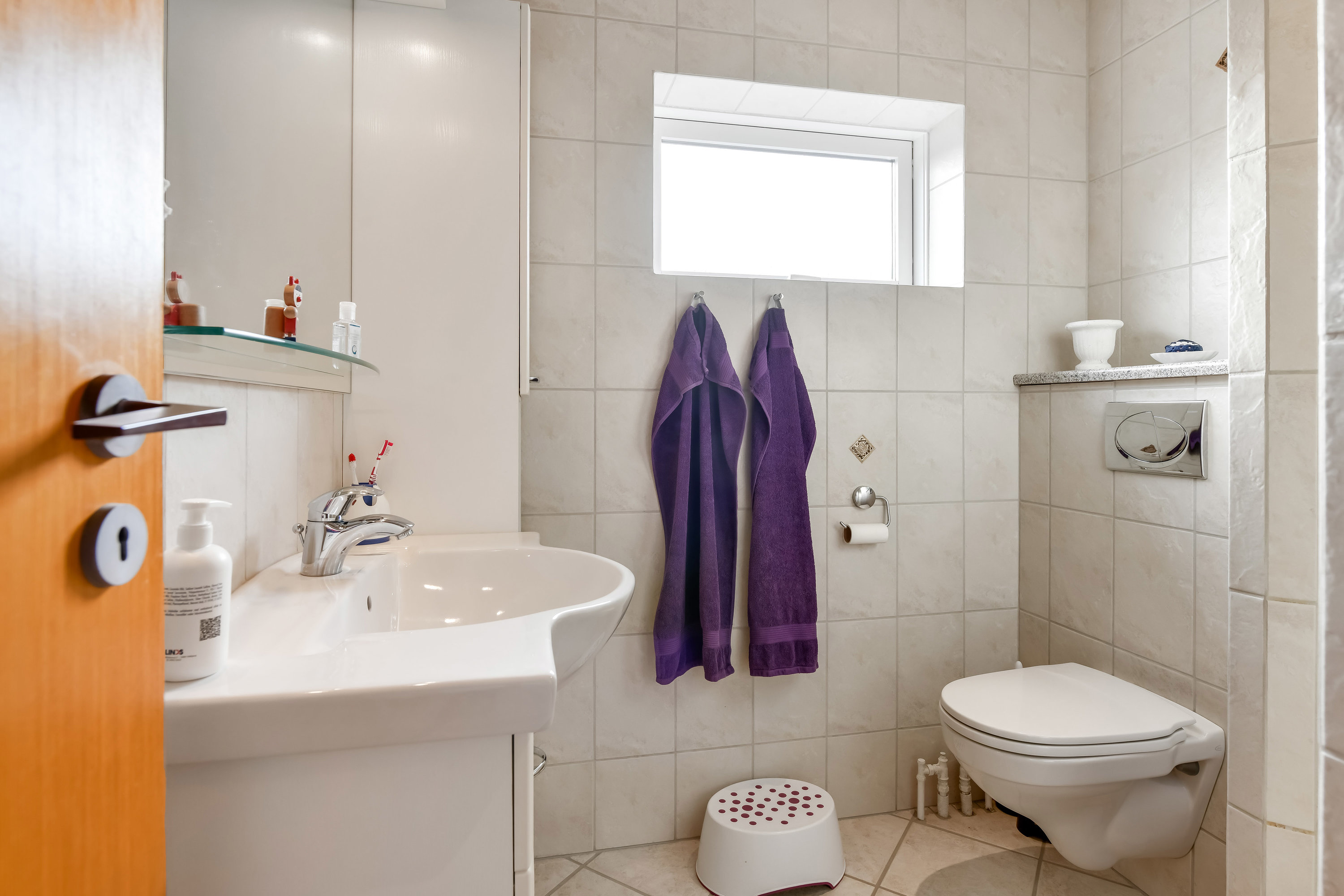 Fremhævet toilet billede i fuldskærmstilstand. Billede af Lærkevej 1, 6840 Oksbøl