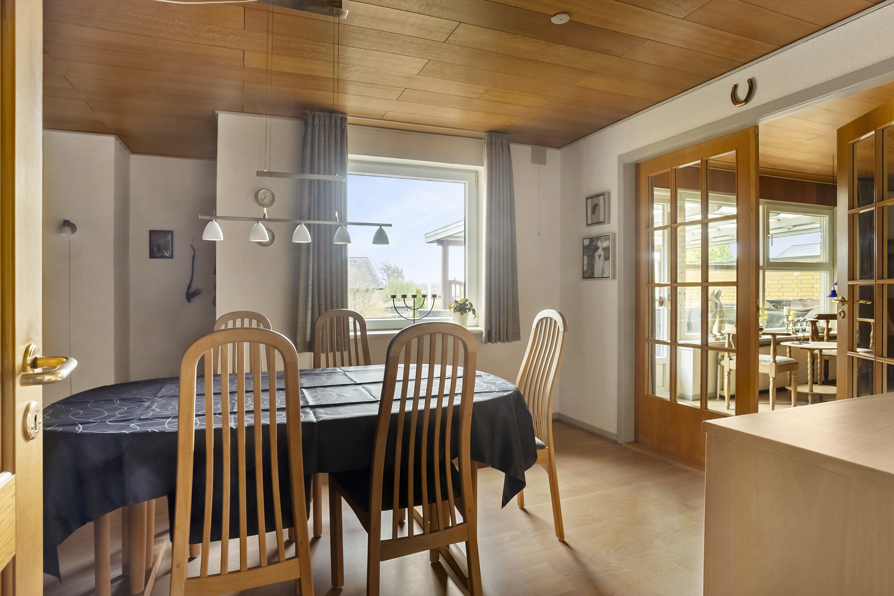Fremhævet spisestue billede i fuldskærmstilstand. Billede af Orionvej 1, 6600 Vejen