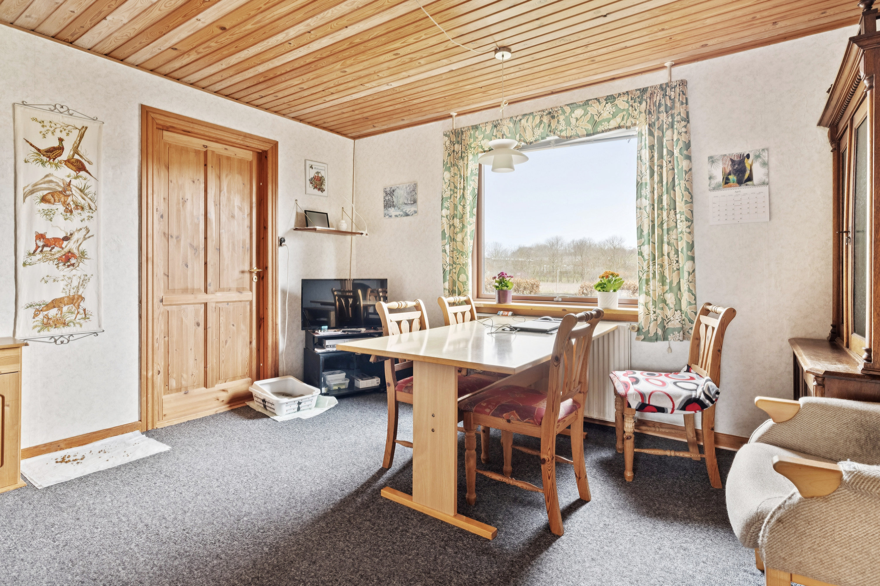 Fremhævet stue billede i fuldskærmstilstand. Billede af Kolåvej 4, Egens, 8410 Rønde