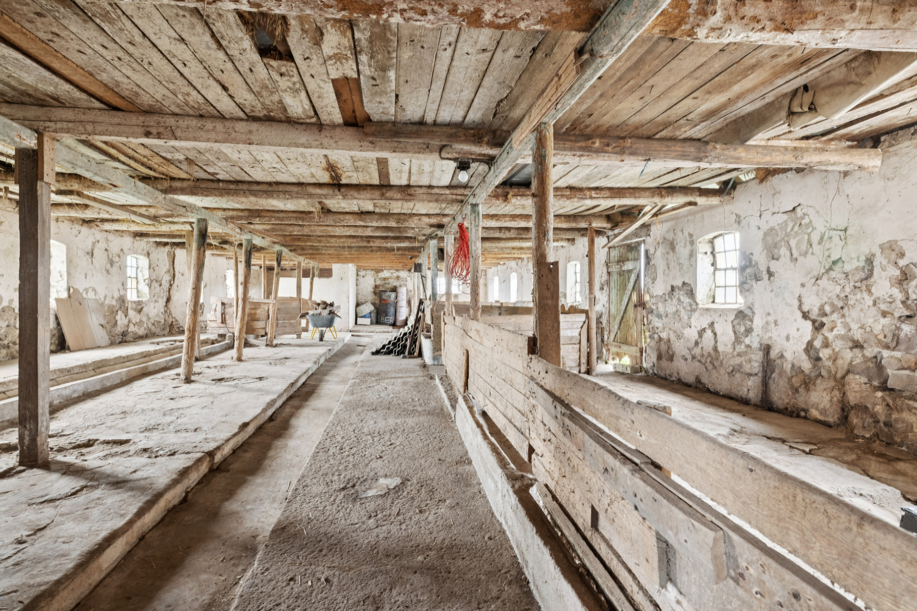 Fremhævet stald billede i fuldskærmstilstand. Billede af Kolåvej 4, Egens, 8410 Rønde