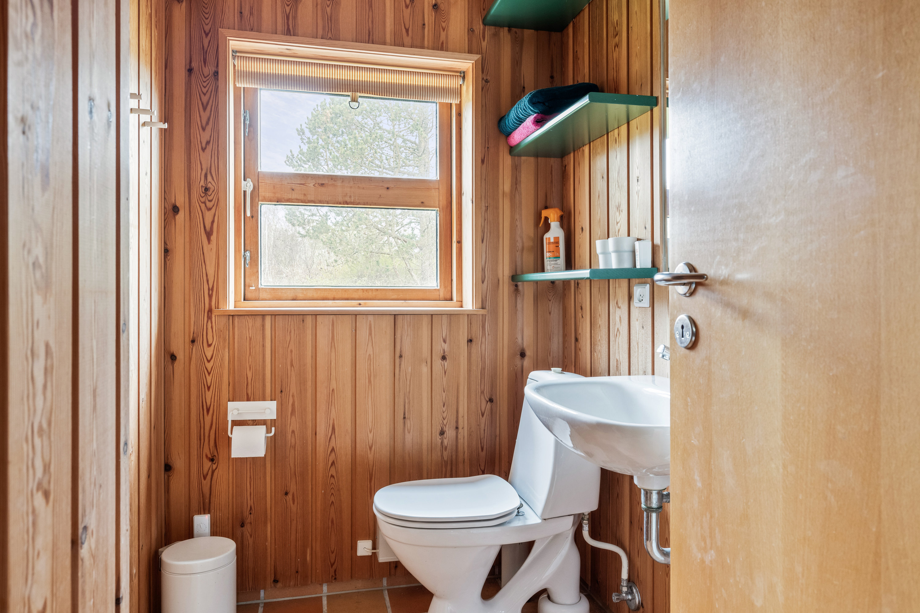 Fremhævet badeværelse billede i fuldskærmstilstand. Billede af Stavnsborgvej 37, Gjerrild, 8500 Grenaa