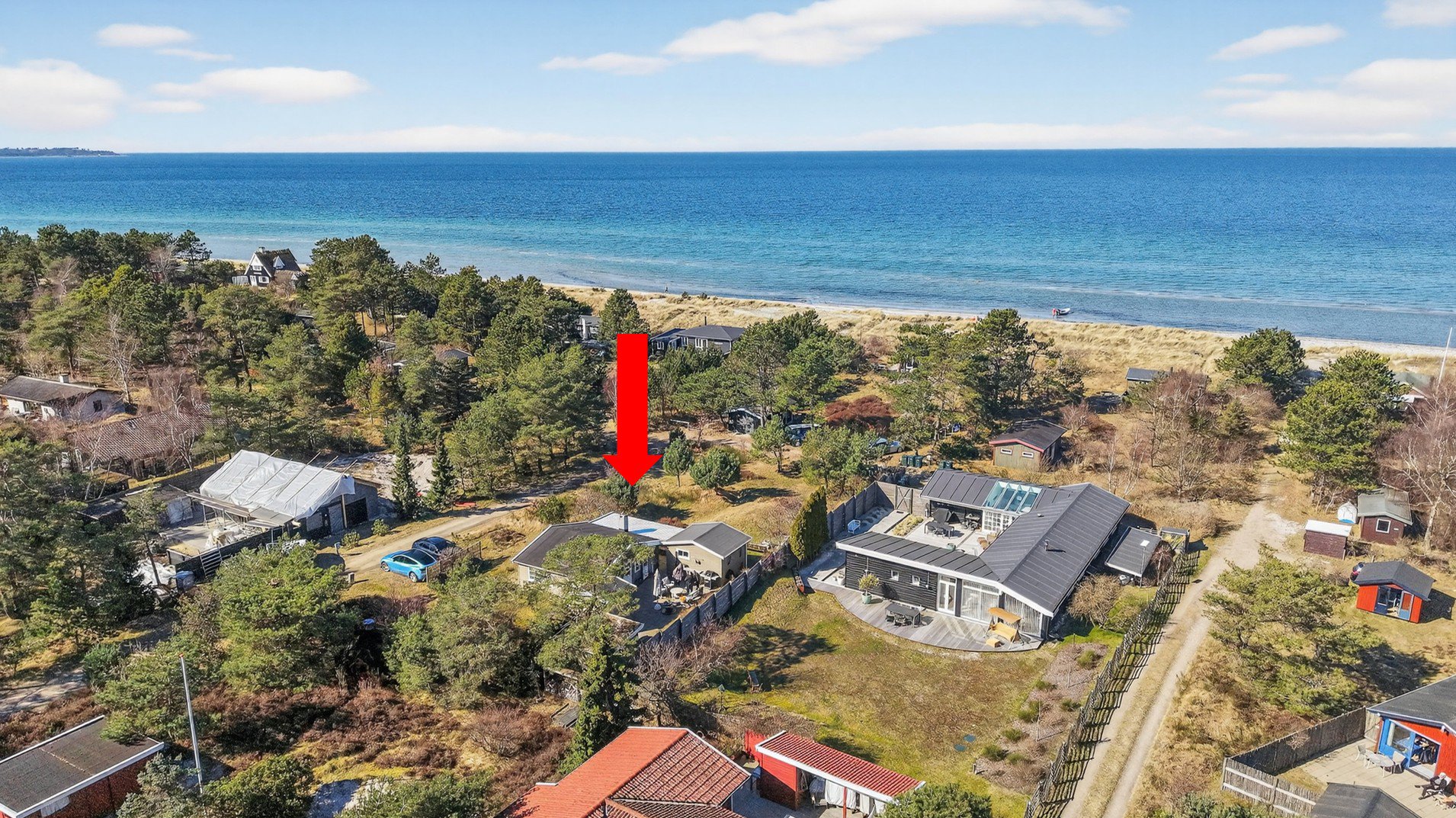 Fremhævet luftfoto med pil billede i fuldskærmstilstand. Billede af Skærby Dal 26, Skærby Strand, 4500 Nykøbing Sj