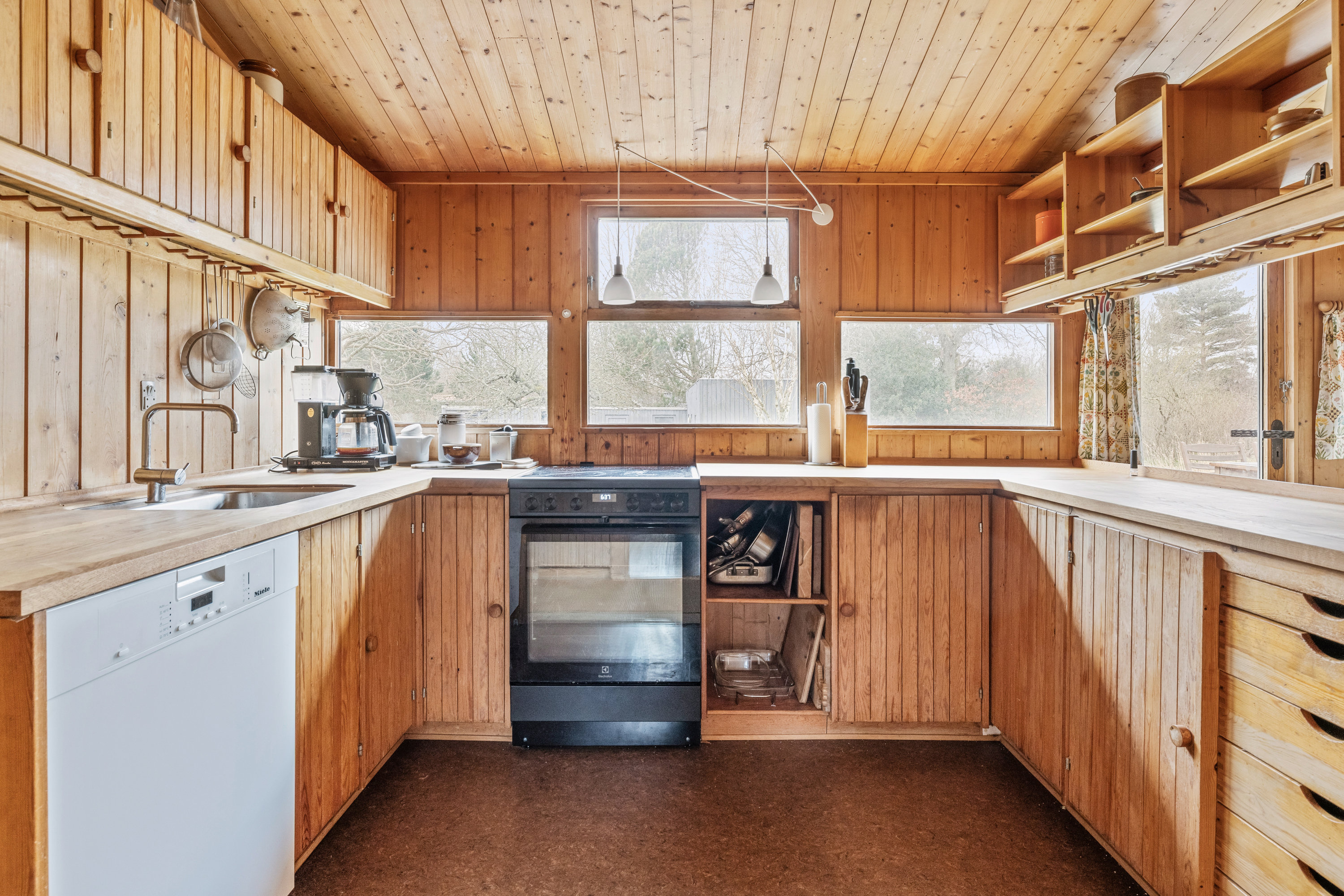 Fremhævet køkken billede i fuldskærmstilstand. Billede af Stavnsborgvej 37, Gjerrild, 8500 Grenaa