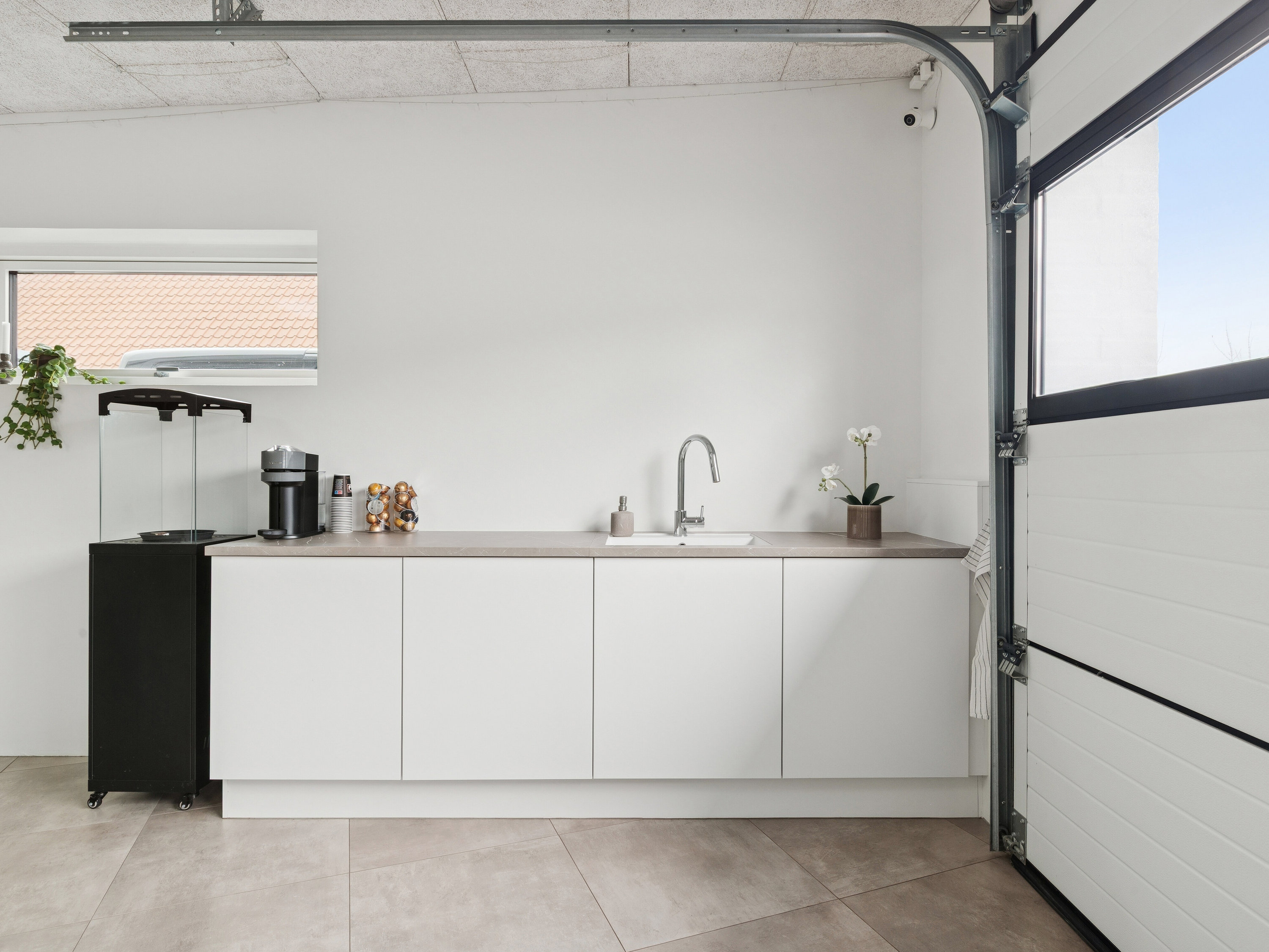 Fremhævet garage billede i fuldskærmstilstand. Billede af Lien 2, 9800 Hjørring