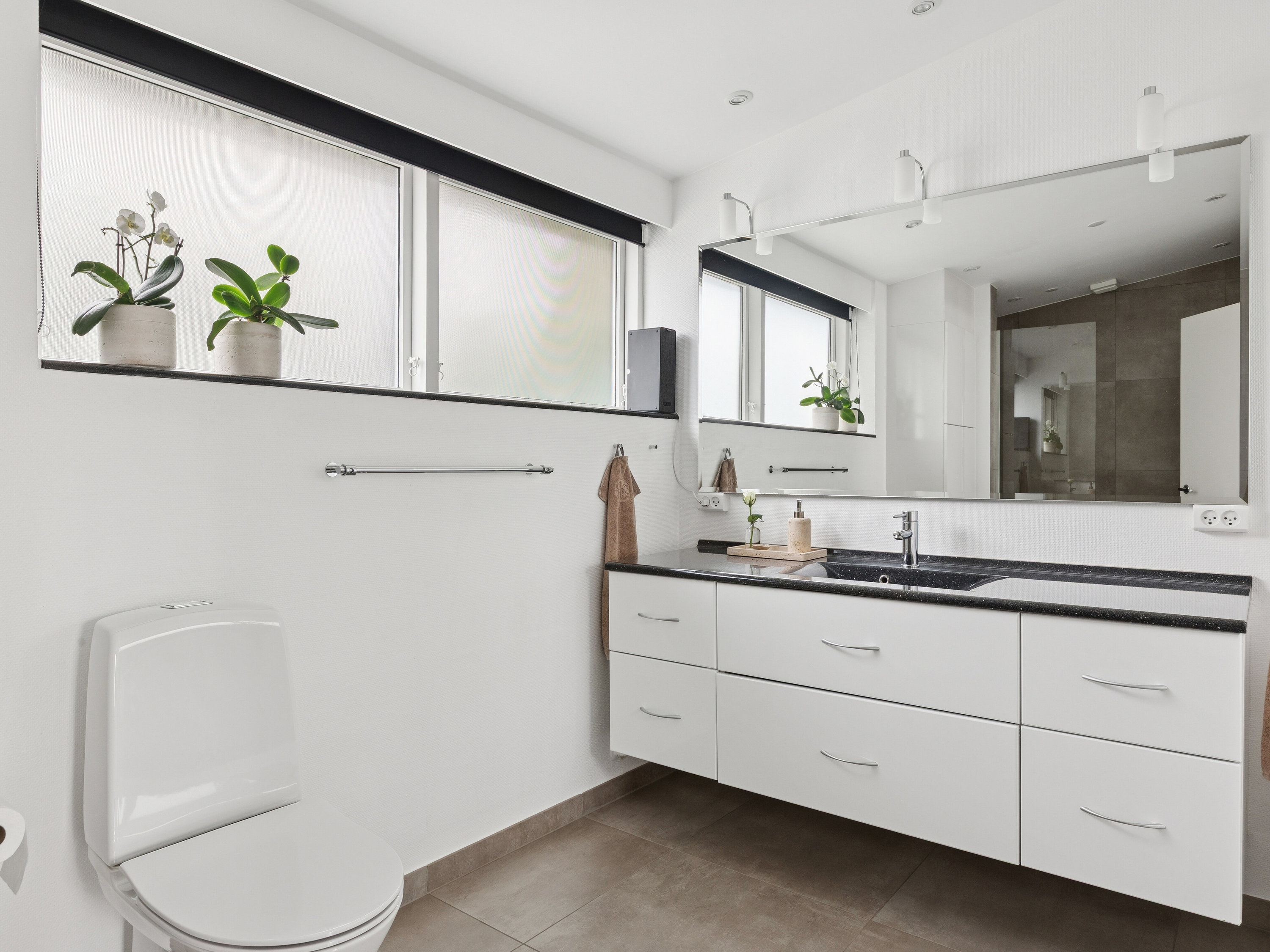 Fremhævet badeværelse billede i fuldskærmstilstand. Billede af Lien 2, 9800 Hjørring