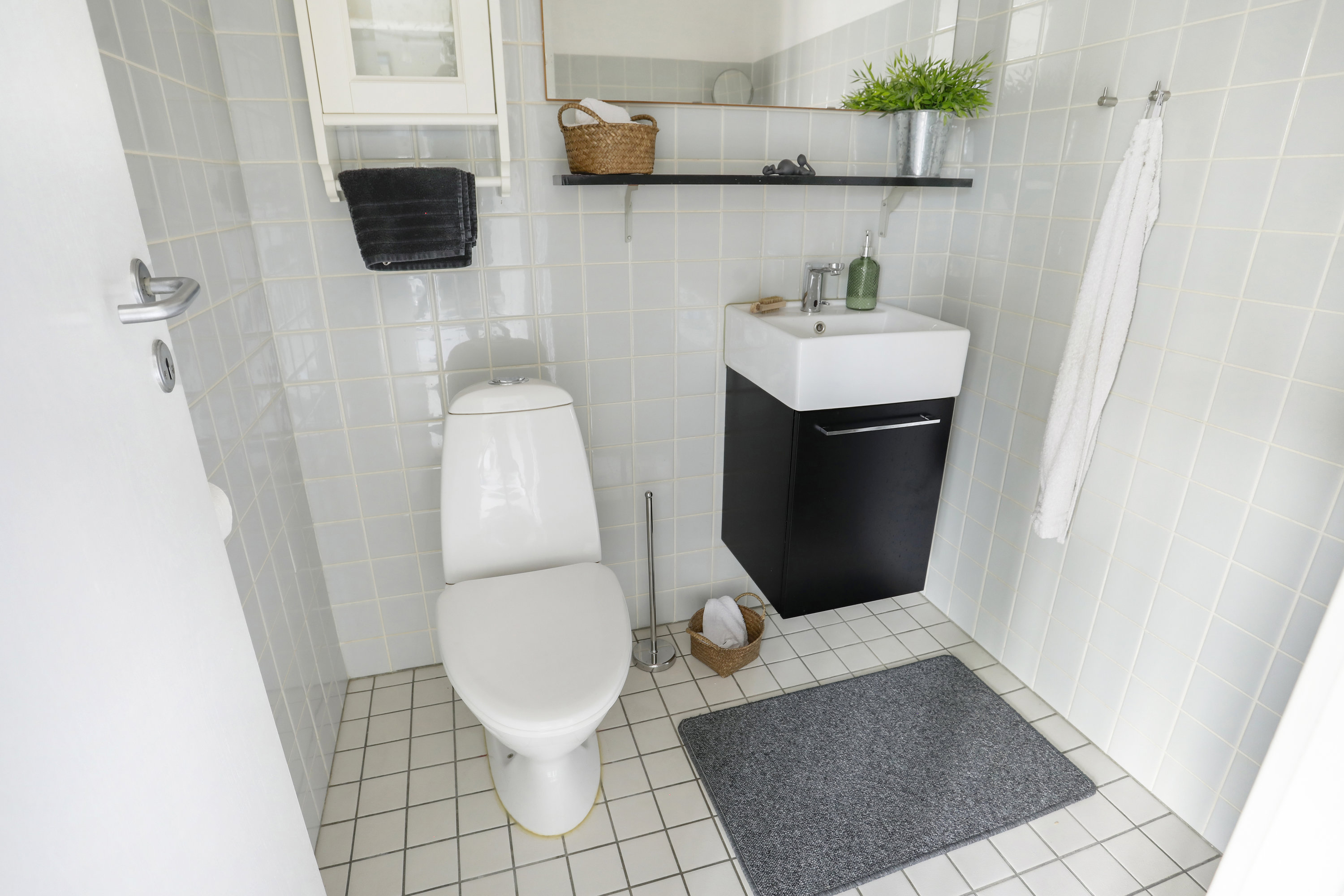 Fremhævet toilet billede i fuldskærmstilstand. Billede af Lindeengen 23, 2740 Skovlunde