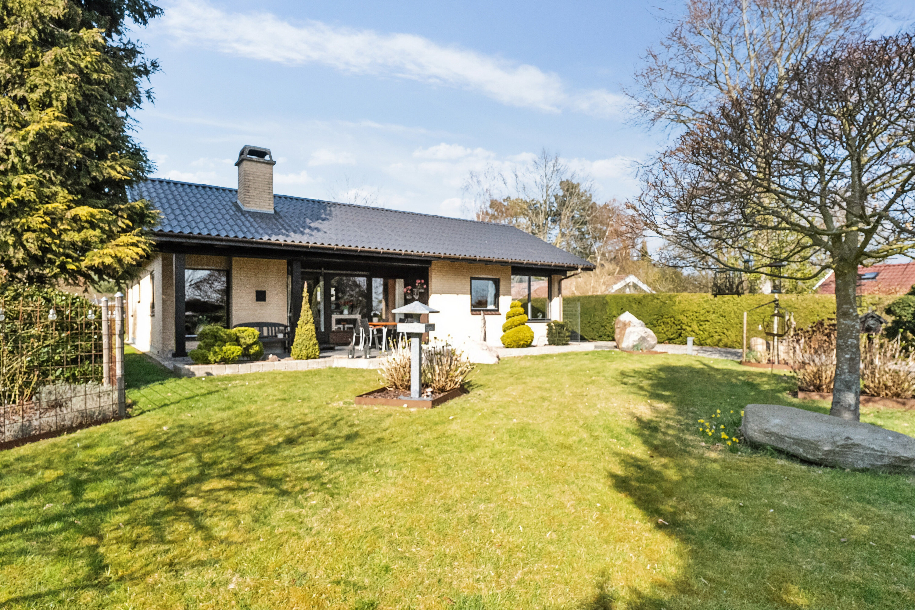 Fremhævet set fra haven billede i fuldskærmstilstand. Billede af Bøgevej 13, 4771 Kalvehave