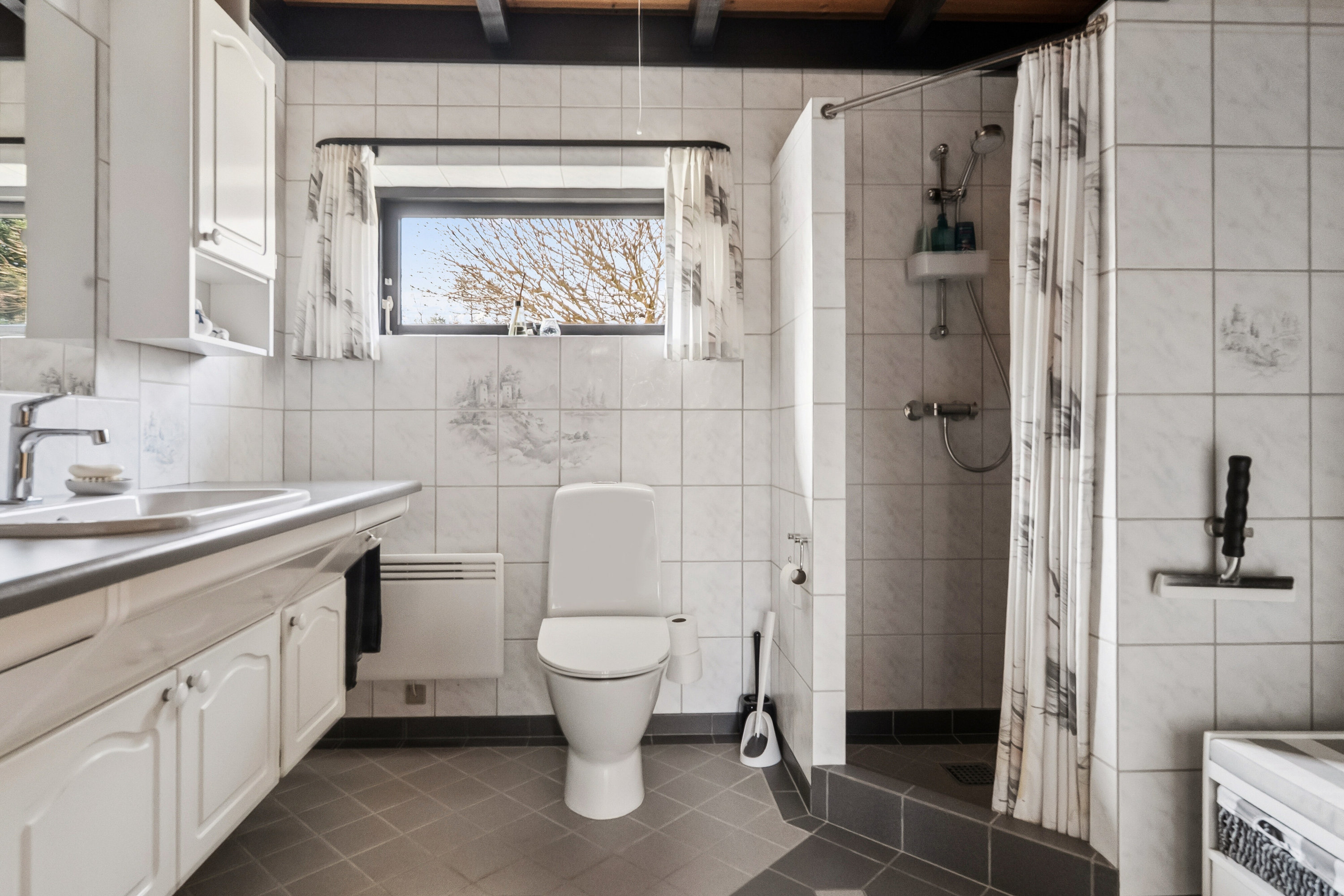 Fremhævet badeværelse billede i fuldskærmstilstand. Billede af Bøgevej 13, 4771 Kalvehave