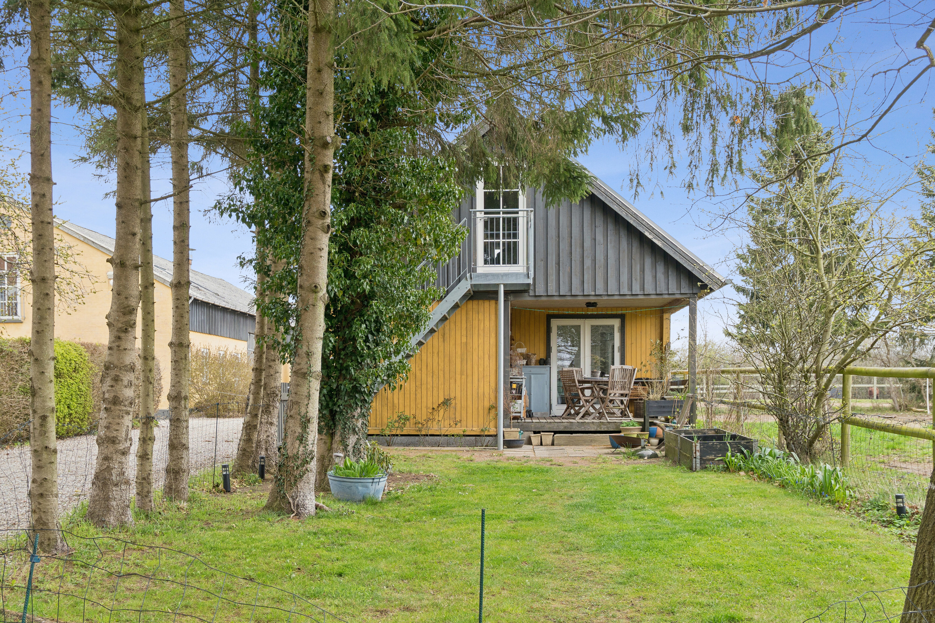 Fremhævet set fra haven billede i fuldskærmstilstand. Billede af Skovsbovej 235, Skovsbo, 5700 Svendborg