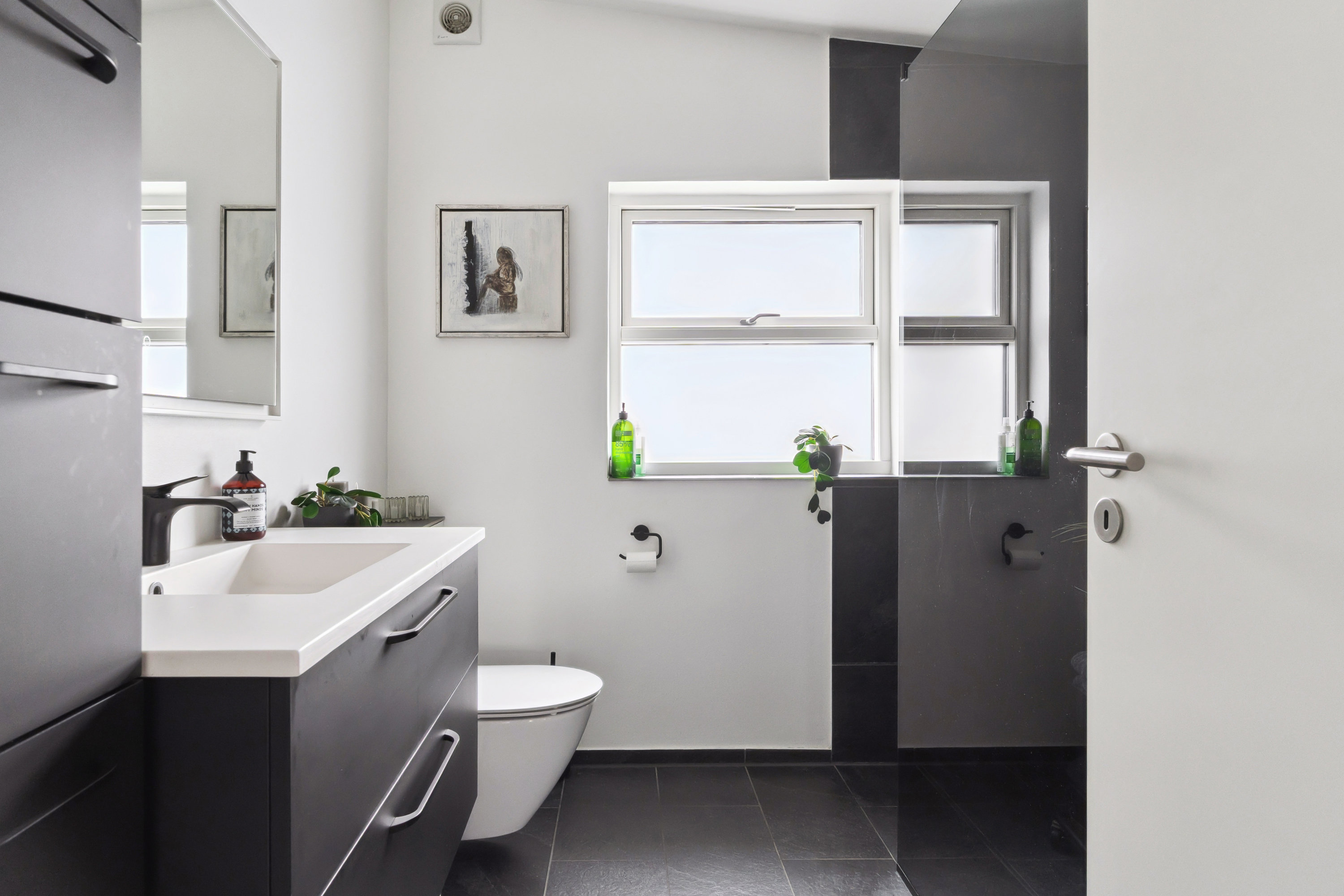 Fremhævet badeværelse billede i fuldskærmstilstand. Billede af Kamdalen 29, 2730 Herlev