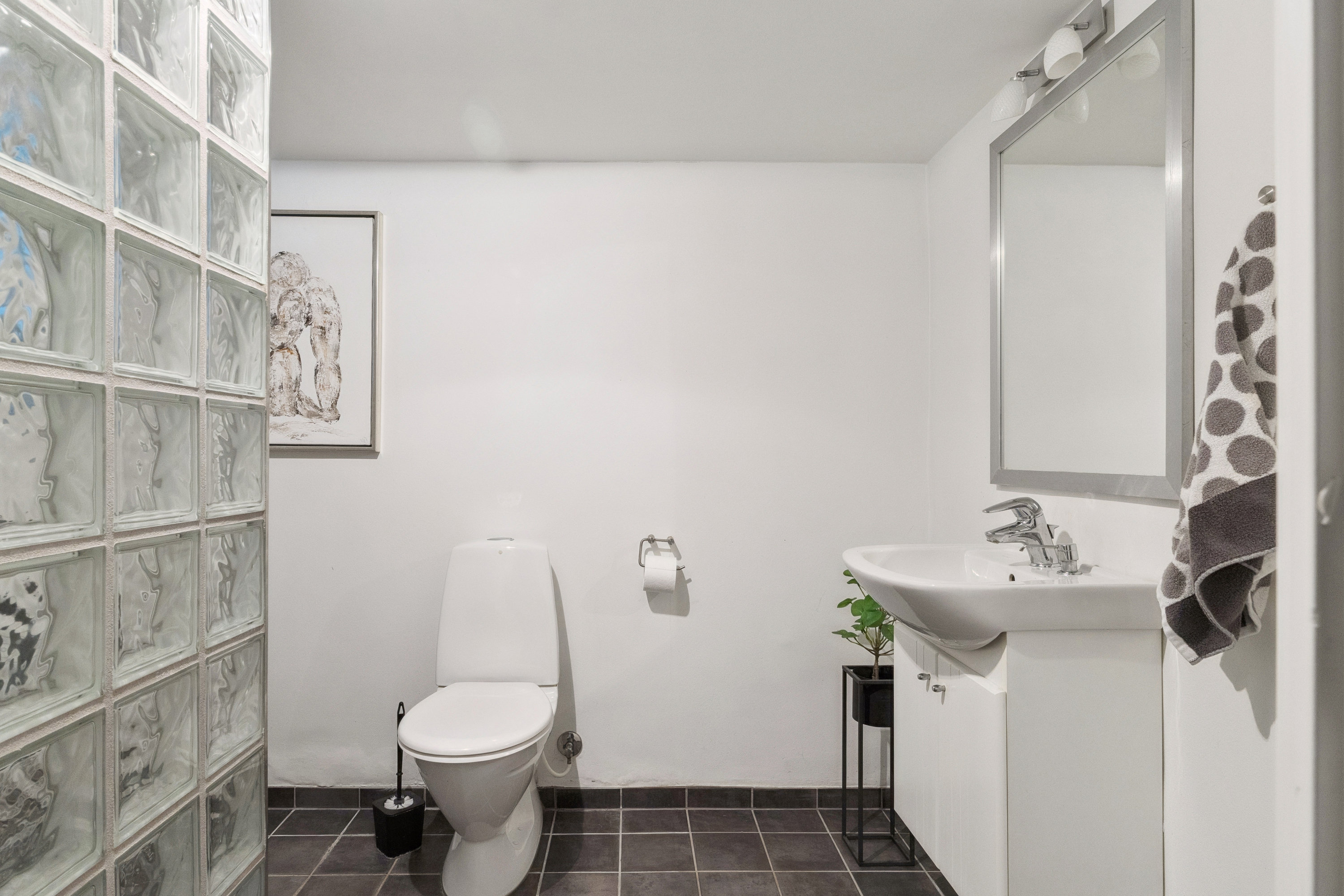 Fremhævet badeværelse billede i fuldskærmstilstand. Billede af Kamdalen 29, 2730 Herlev