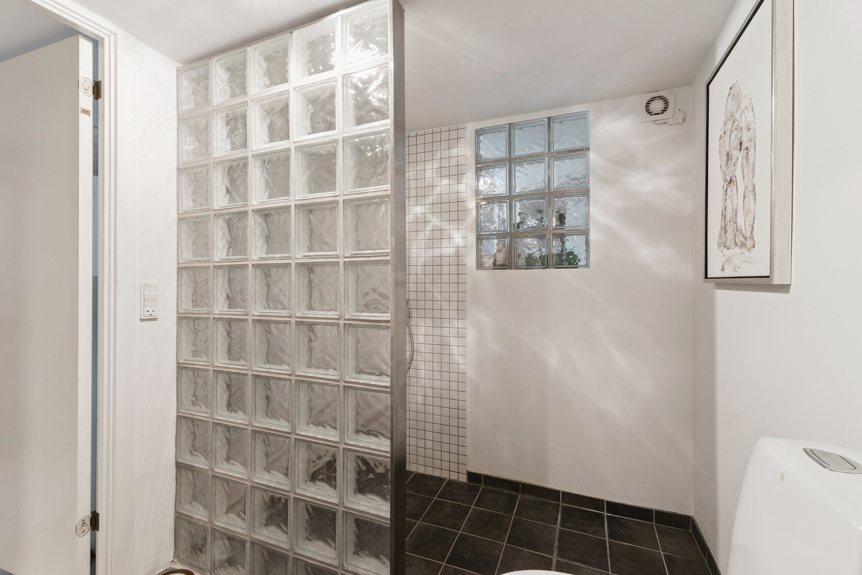 Fremhævet badeværelse billede i fuldskærmstilstand. Billede af Kamdalen 29, 2730 Herlev