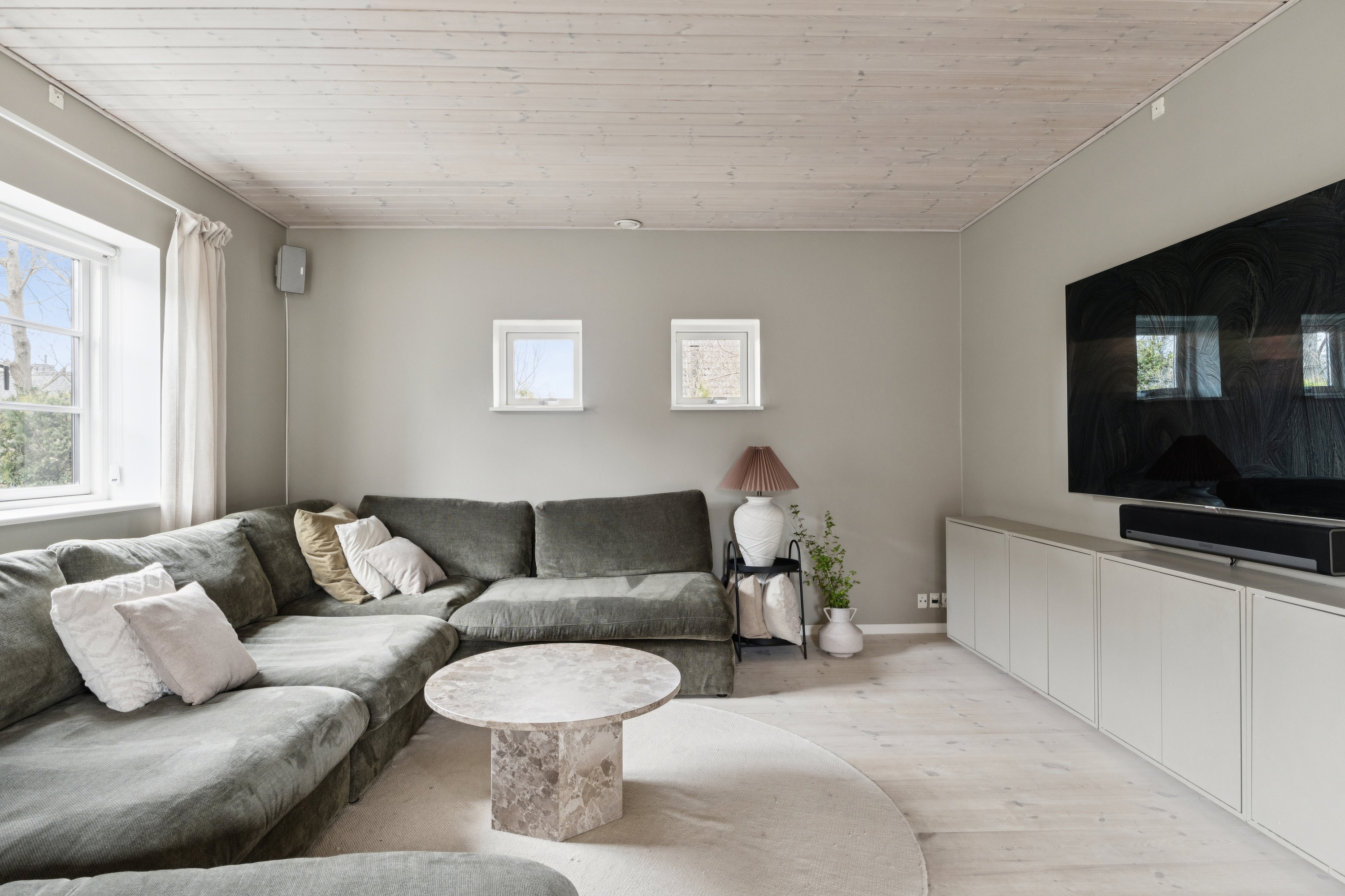 Fremhævet stue billede i fuldskærmstilstand. Billede af Syvendehusvej 21, 2730 Herlev