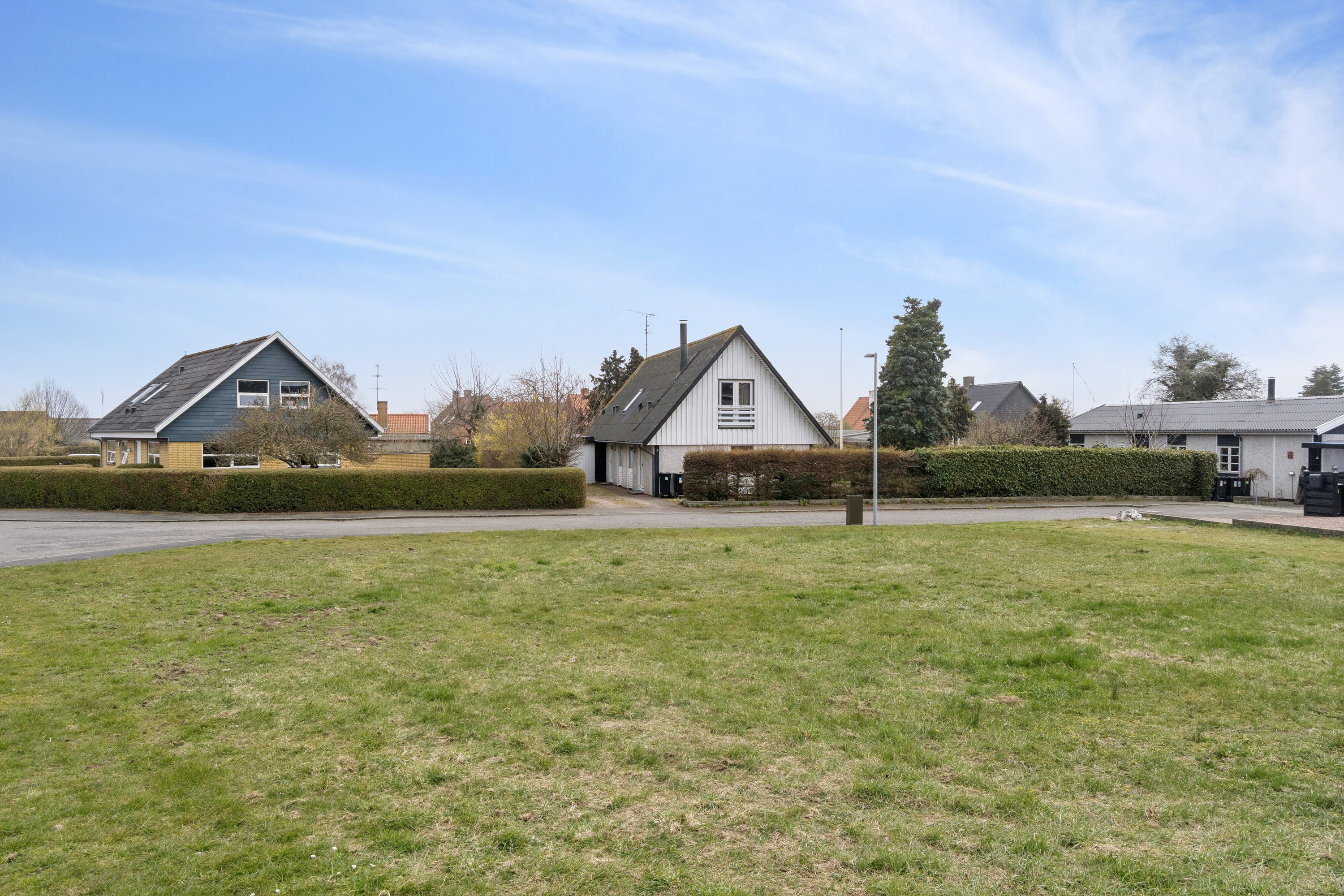 Fremhævet set fra vejen billede i fuldskærmstilstand. Billede af Spurvevænget 7, Nexø, 3730 Nexø