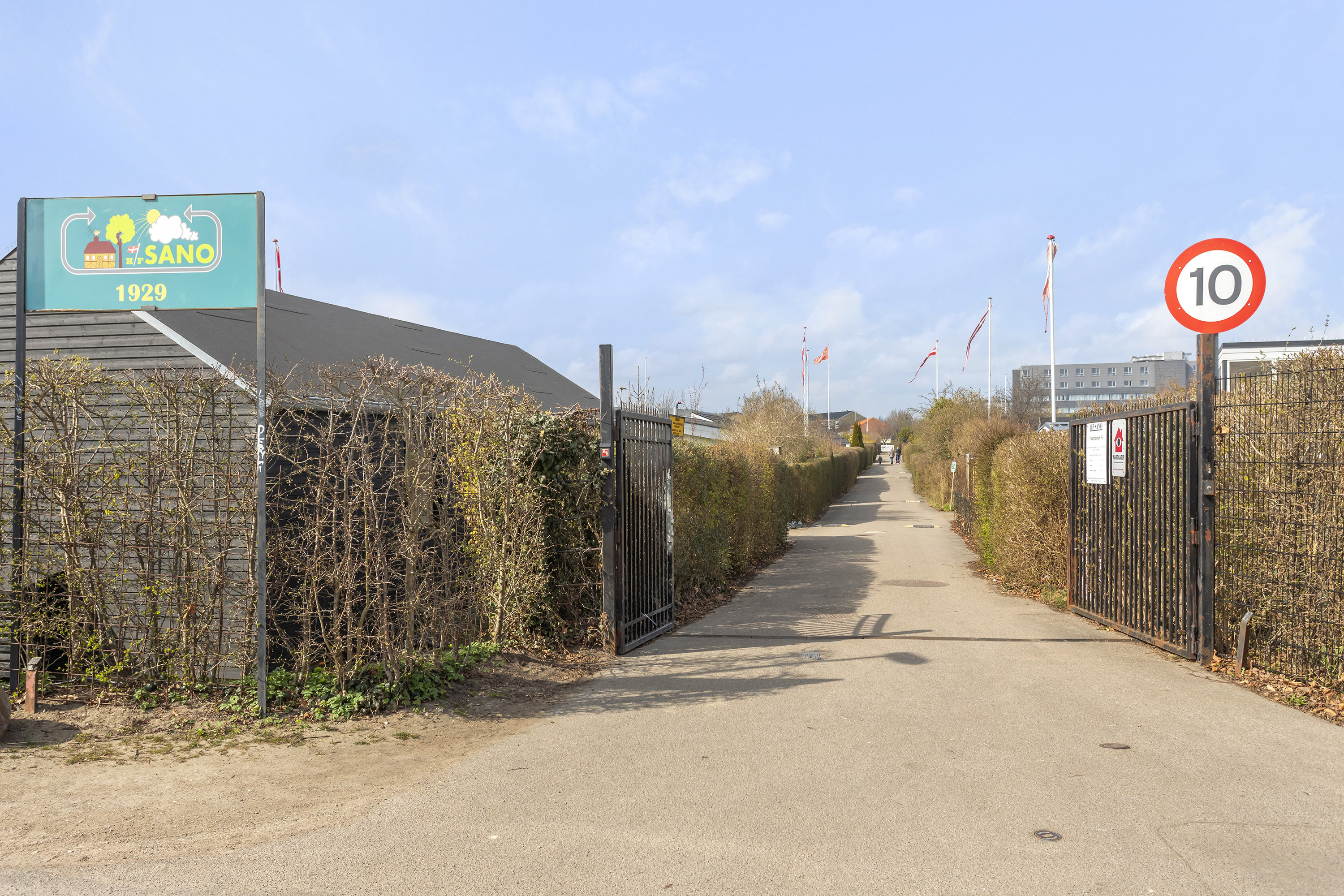 Fremhævet facade billede i fuldskærmstilstand. Billede af Hf. Sano 122, 2770 Kastrup