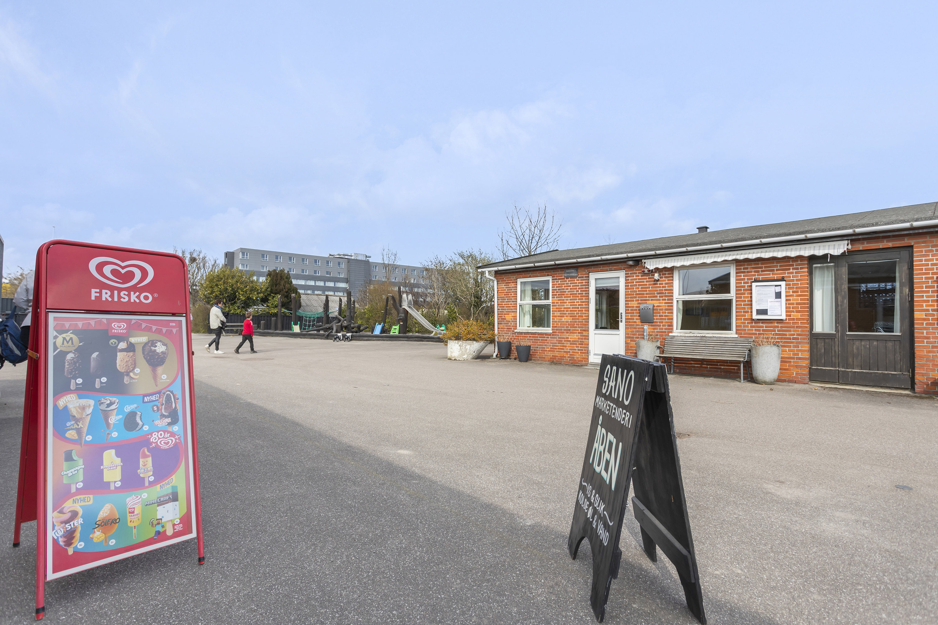 Fremhævet facade billede i fuldskærmstilstand. Billede af Hf. Sano 122, 2770 Kastrup