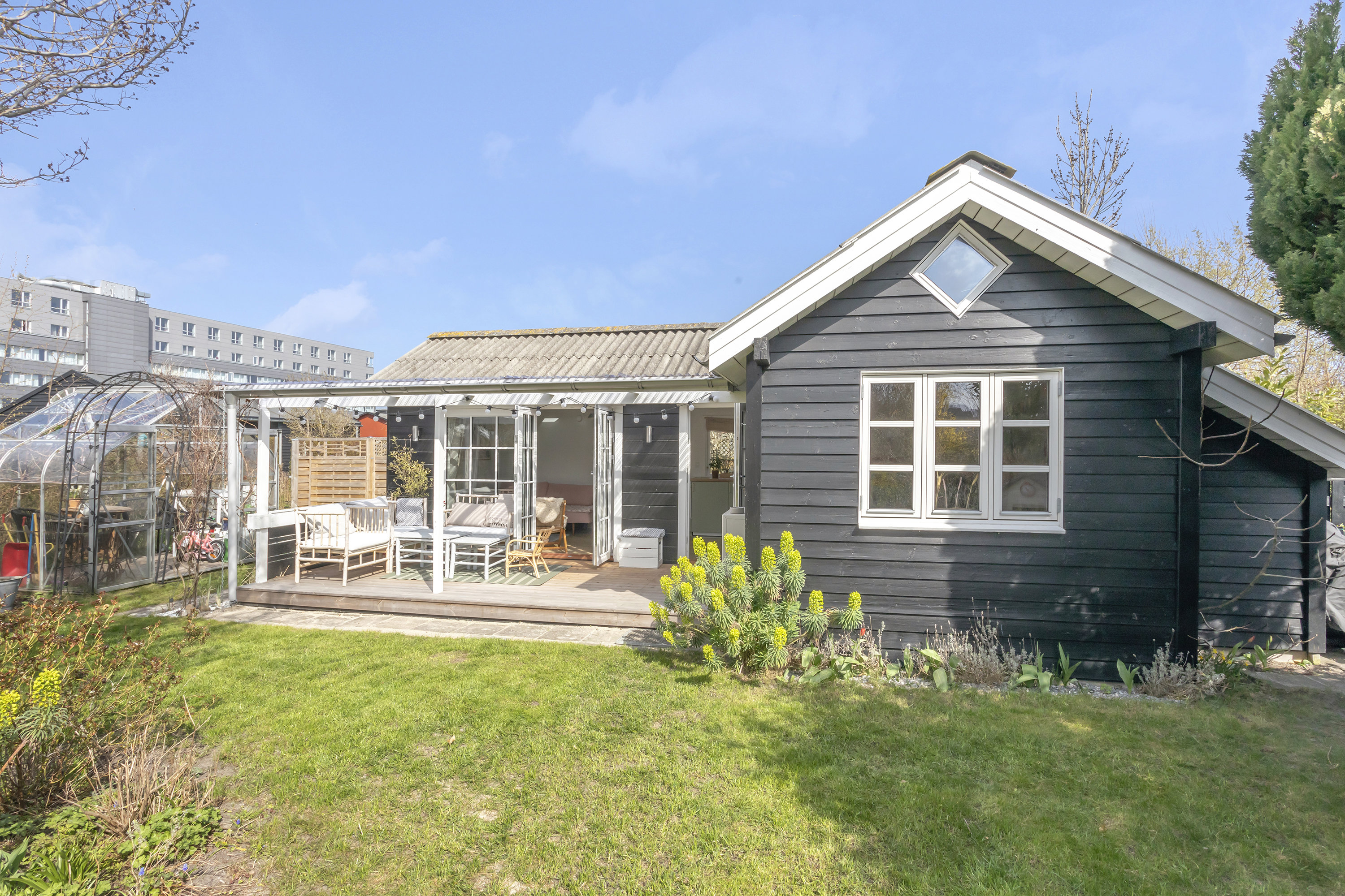 Fremhævet facade billede i fuldskærmstilstand. Billede af Hf. Sano 122, 2770 Kastrup