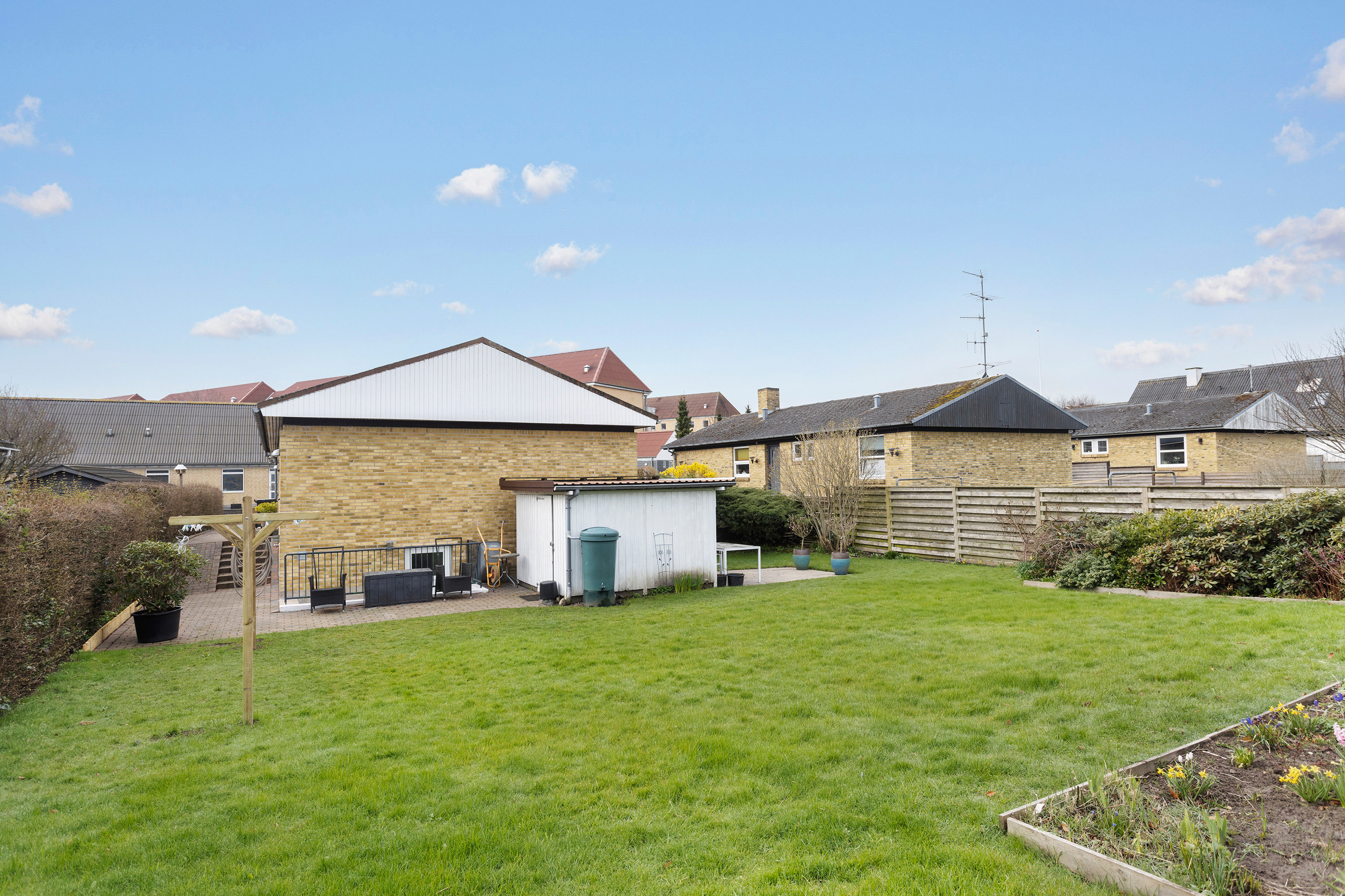 Fremhævet facade billede i fuldskærmstilstand. Billede af Elius Andersens Vej 28, 9900 Frederikshavn