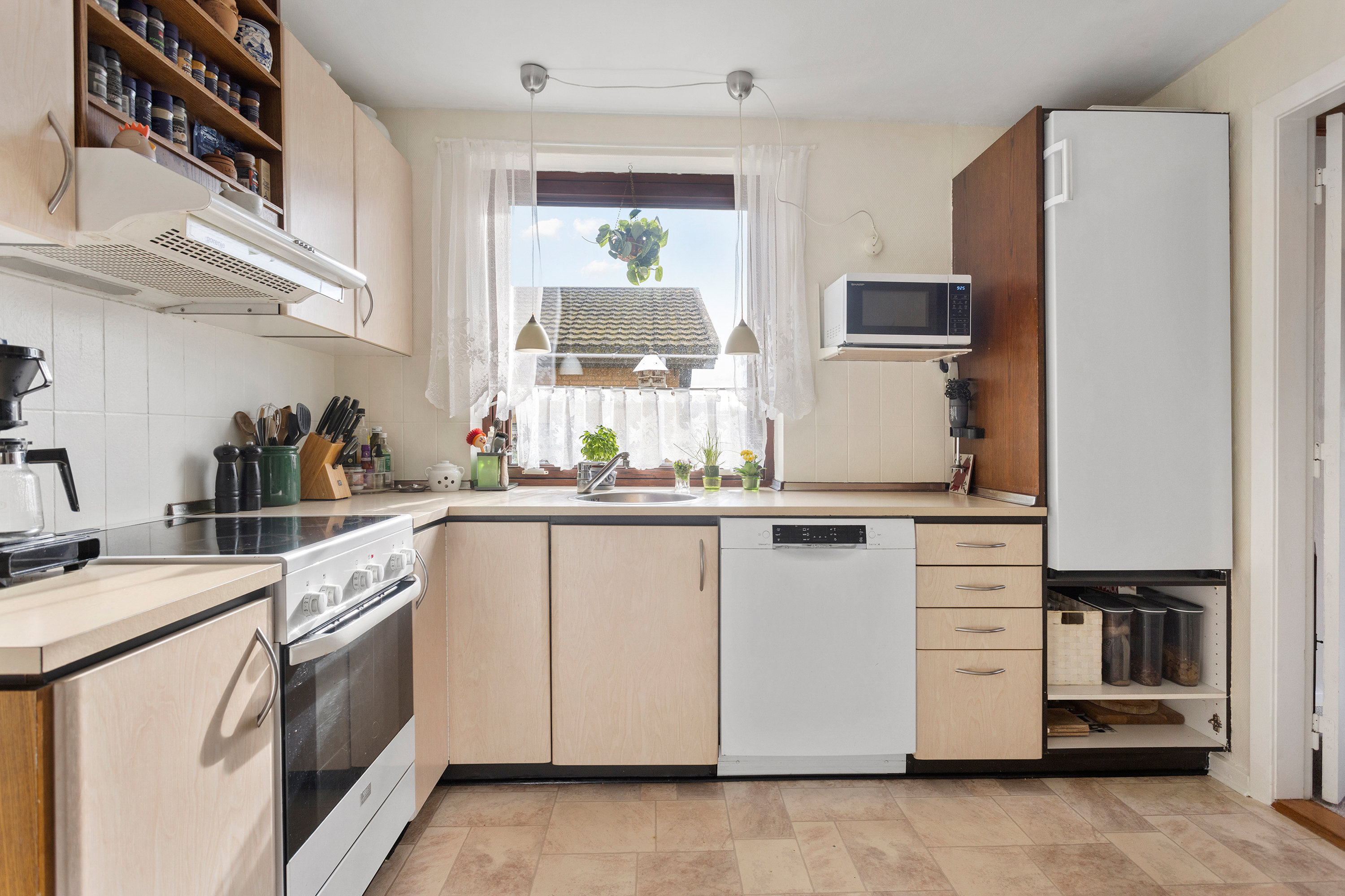 Fremhævet køkken billede i fuldskærmstilstand. Billede af Elius Andersens Vej 28, 9900 Frederikshavn