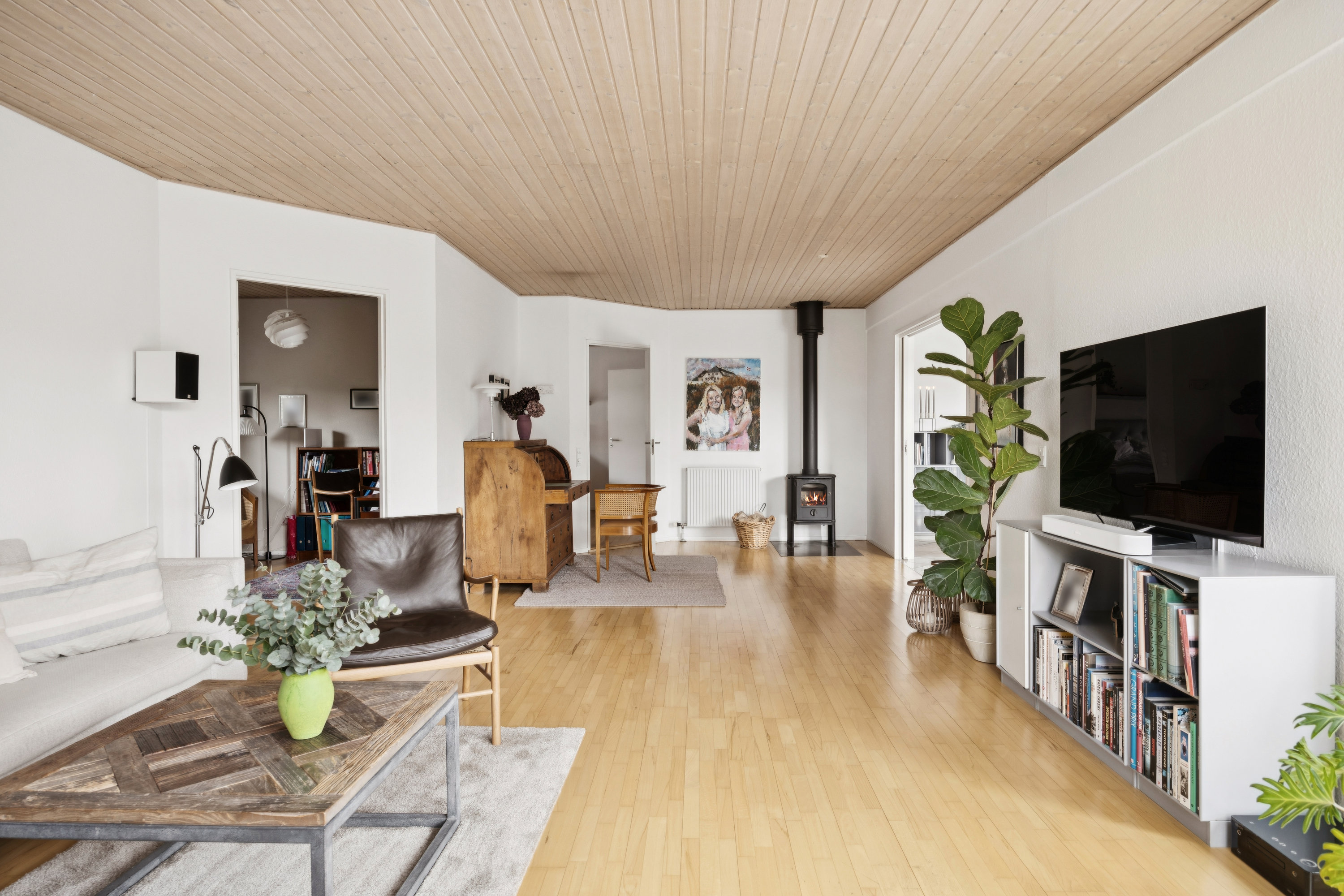 Fremhævet stue billede i fuldskærmstilstand. Billede af Furesøkrogen 14, 2830 Virum