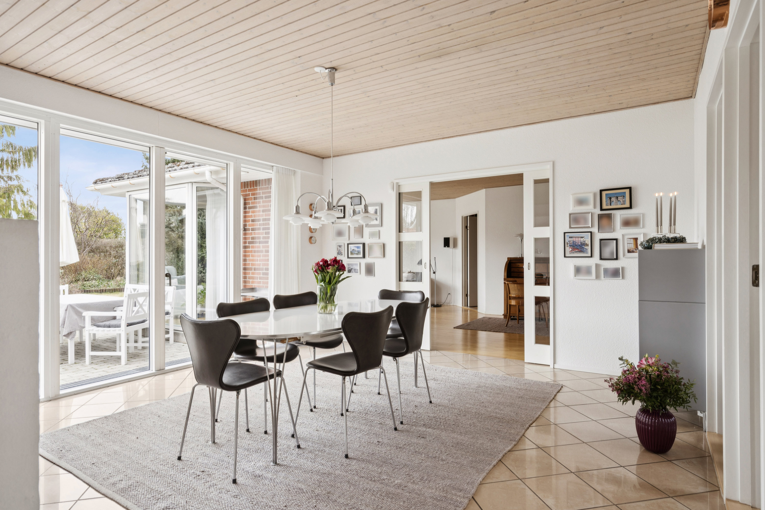 Fremhævet stue billede i fuldskærmstilstand. Billede af Furesøkrogen 14, 2830 Virum