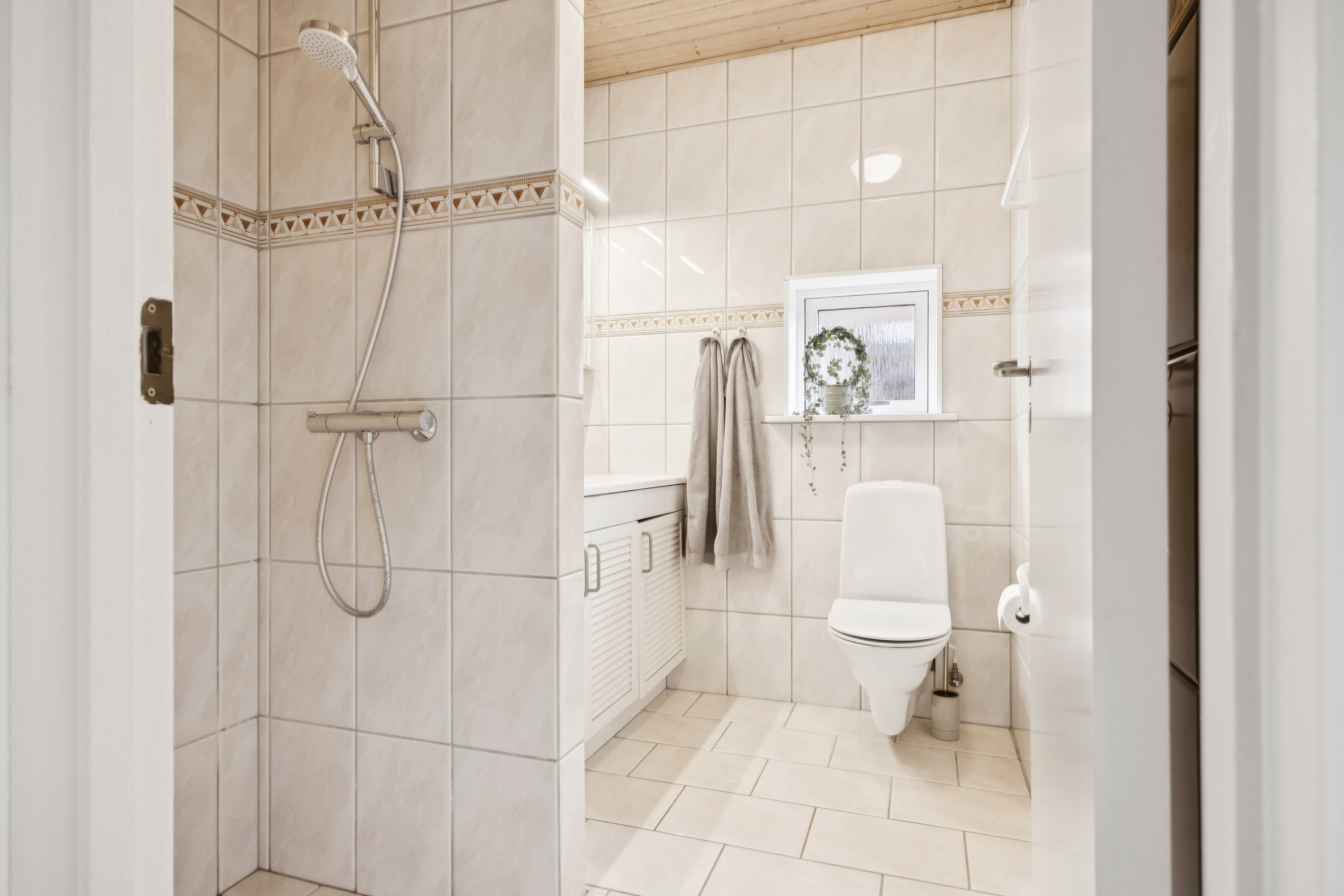 Fremhævet badeværelse billede i fuldskærmstilstand. Billede af Furesøkrogen 14, 2830 Virum