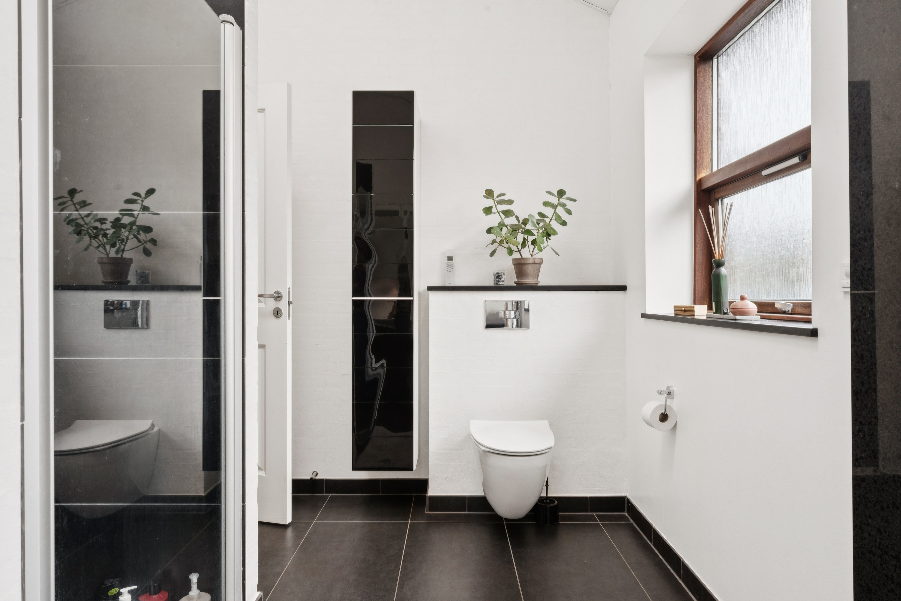 Fremhævet badeværelse billede i fuldskærmstilstand. Billede af Solbakken 44, 9240 Nibe