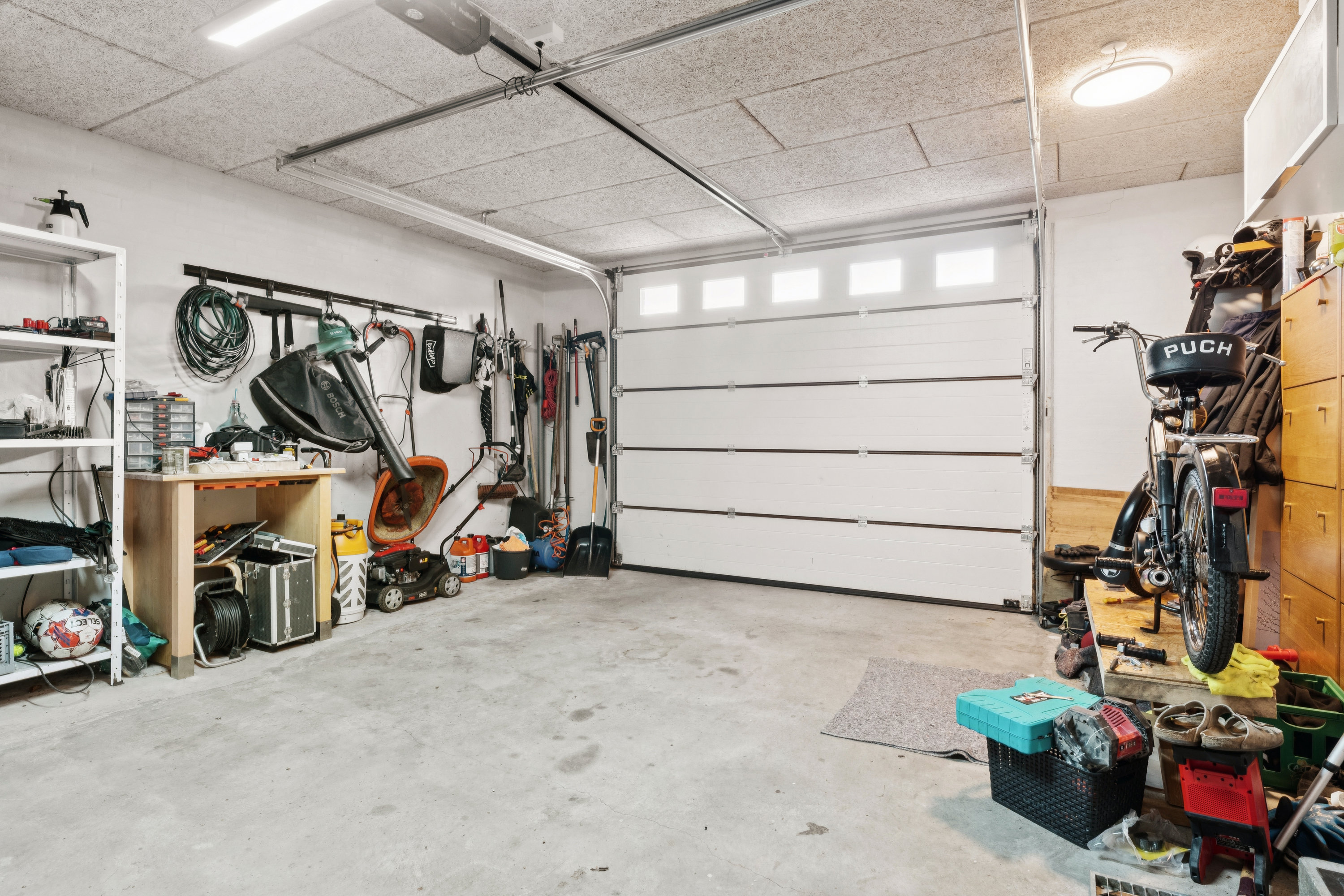 Fremhævet garage billede i fuldskærmstilstand. Billede af Solbakken 44, 9240 Nibe