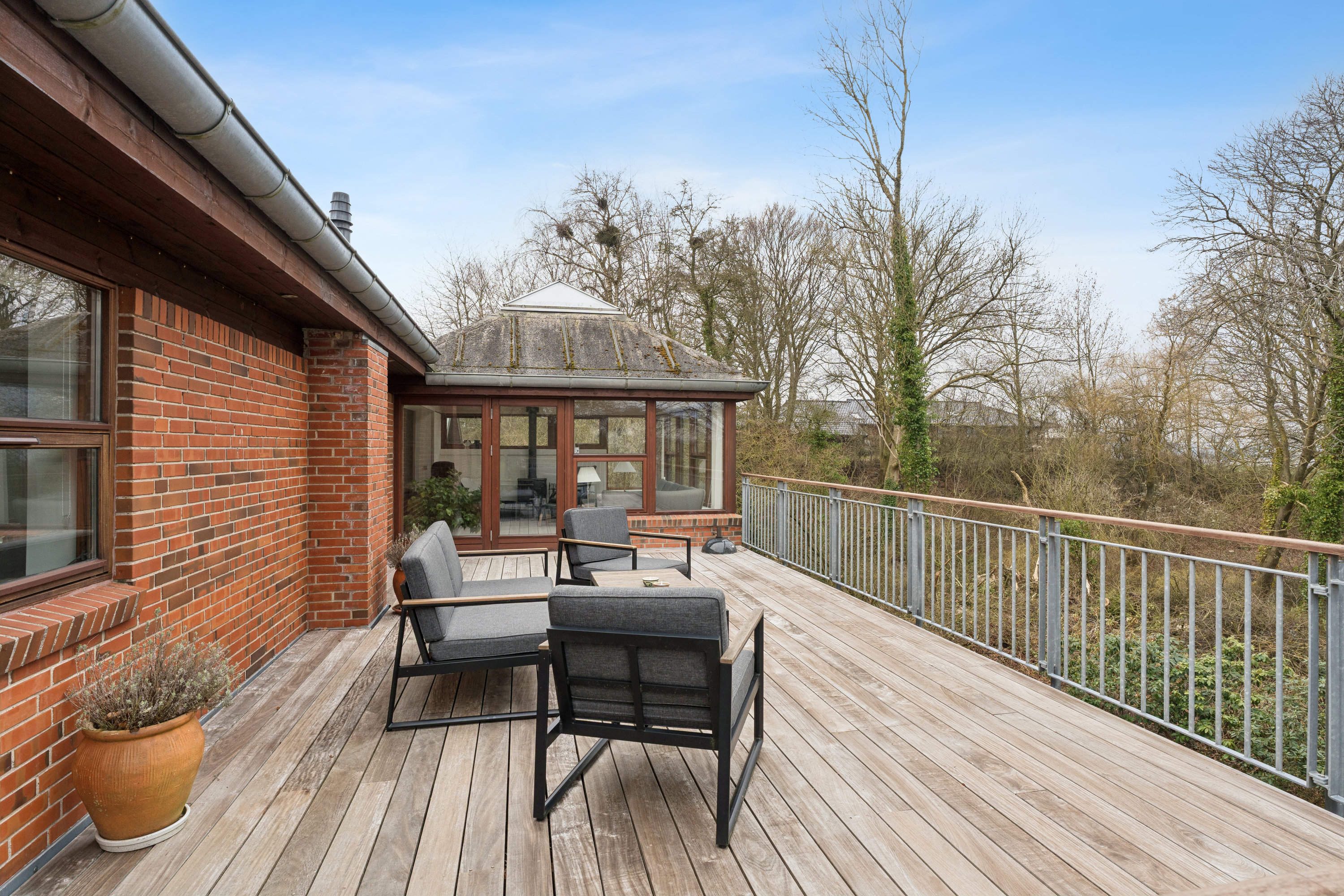 Fremhævet terrasse billede i fuldskærmstilstand. Billede af Solbakken 44, 9240 Nibe