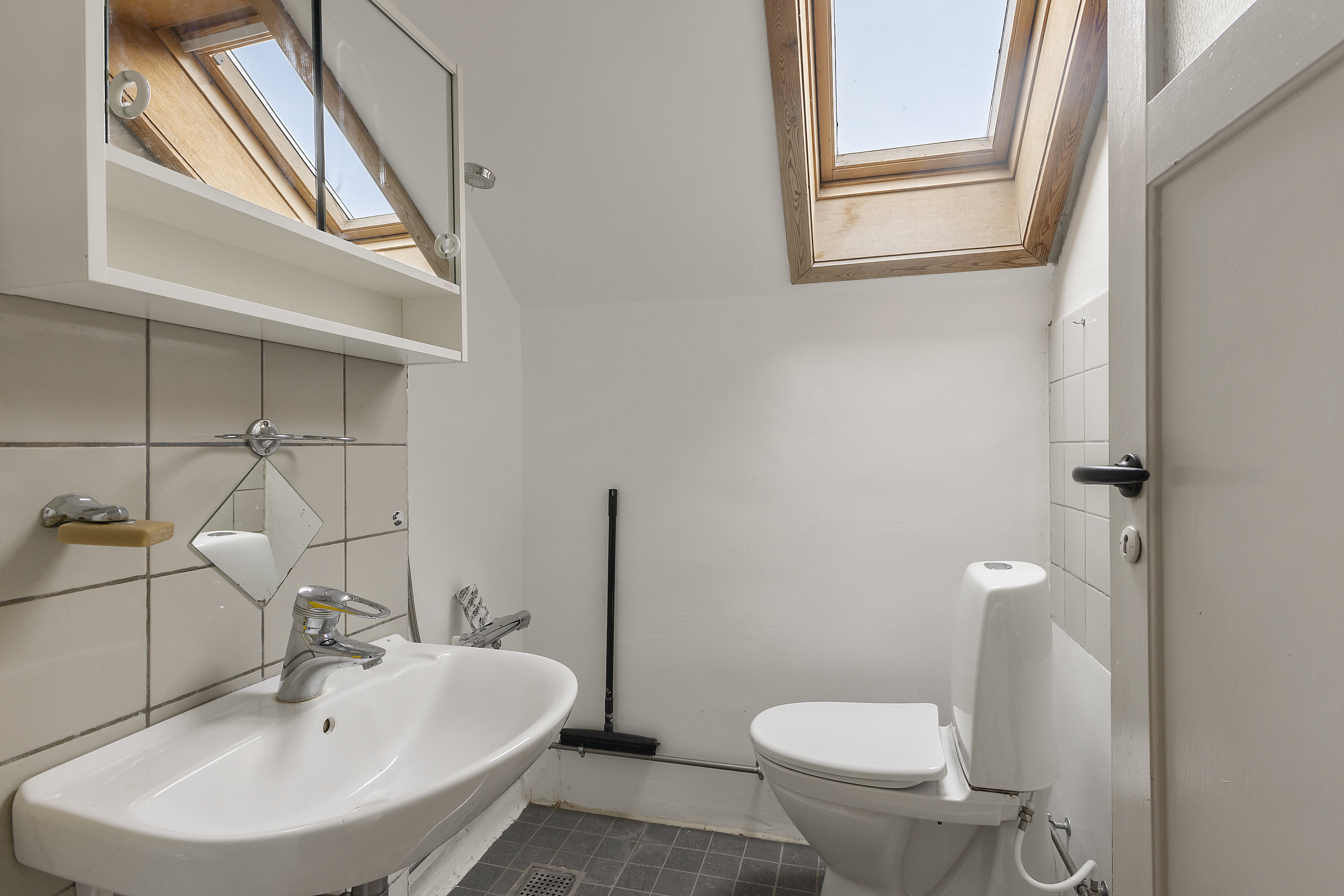 Fremhævet badeværelse billede i fuldskærmstilstand. Billede af Toftebjergvej 35, 2970 Hørsholm