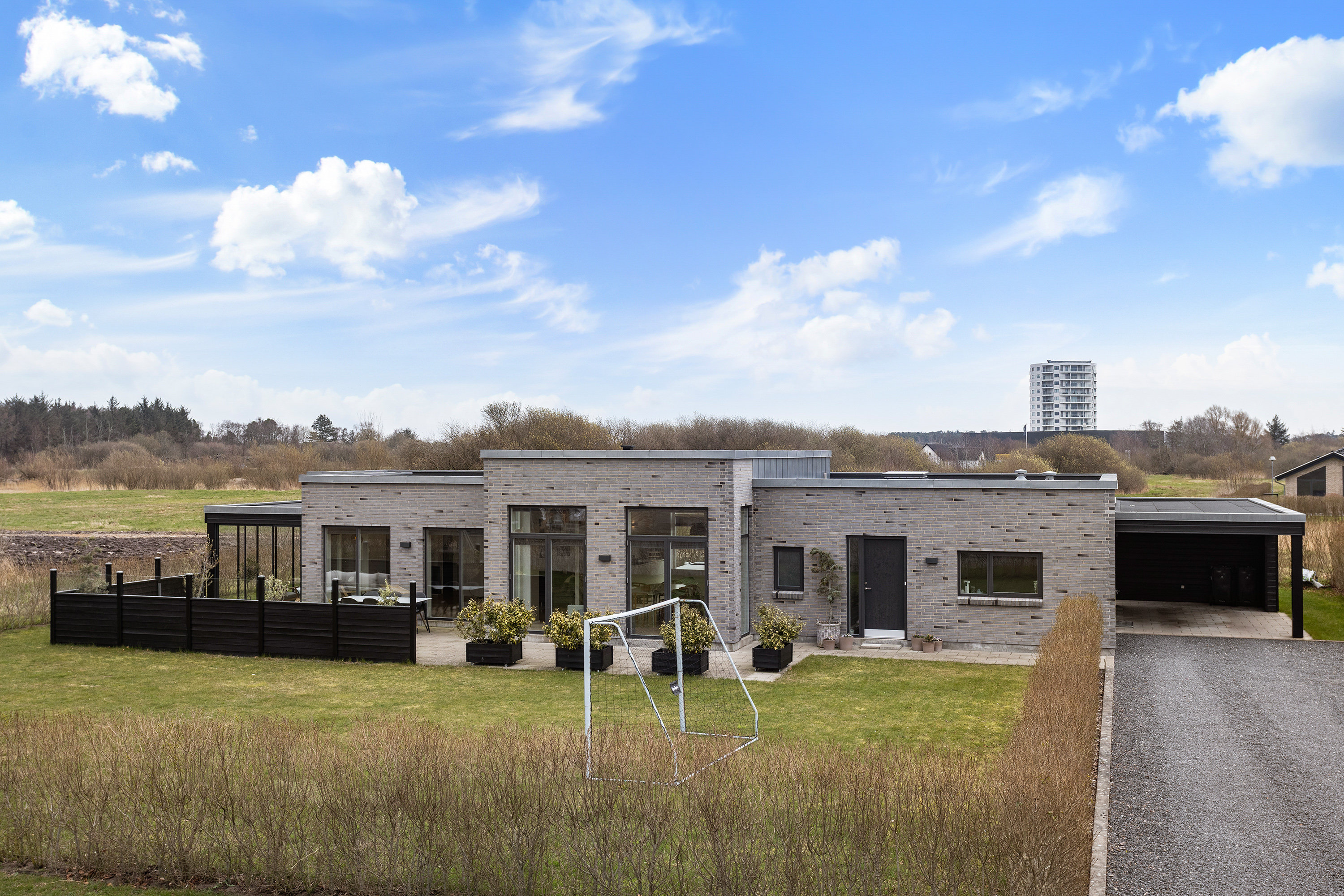 Fremhævet facade billede i fuldskærmstilstand. Billede af Golfvej 62, 9900 Frederikshavn