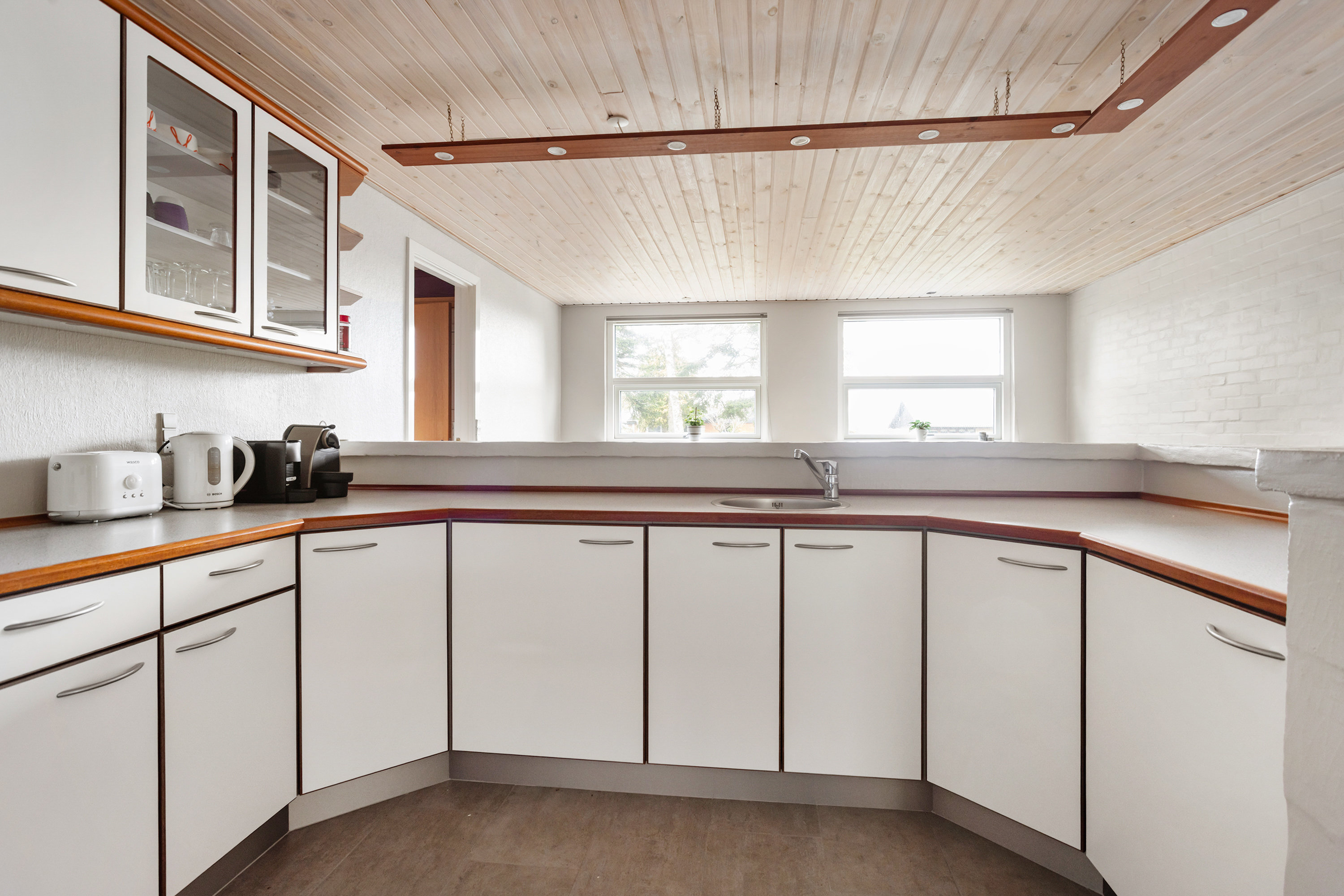 Fremhævet køkken billede i fuldskærmstilstand. Billede af Søndermarksvej 34, 9300 Sæby