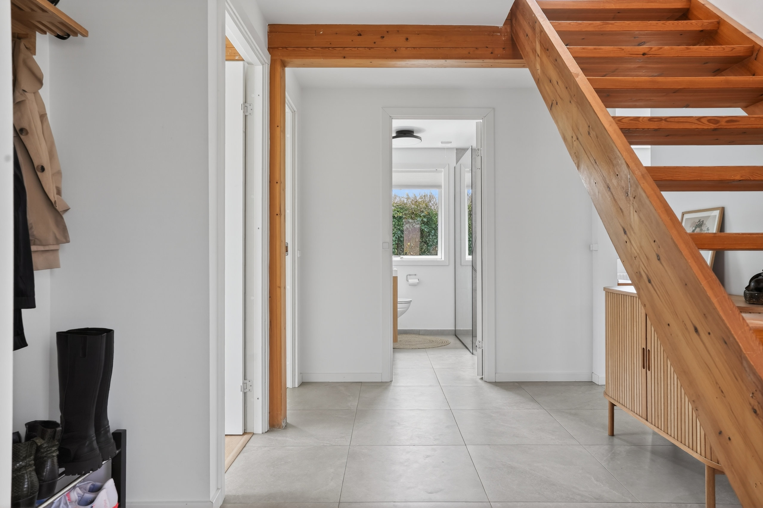 Fremhævet entré billede i fuldskærmstilstand. Billede af Skovduevej 7, 2680 Solrød Strand